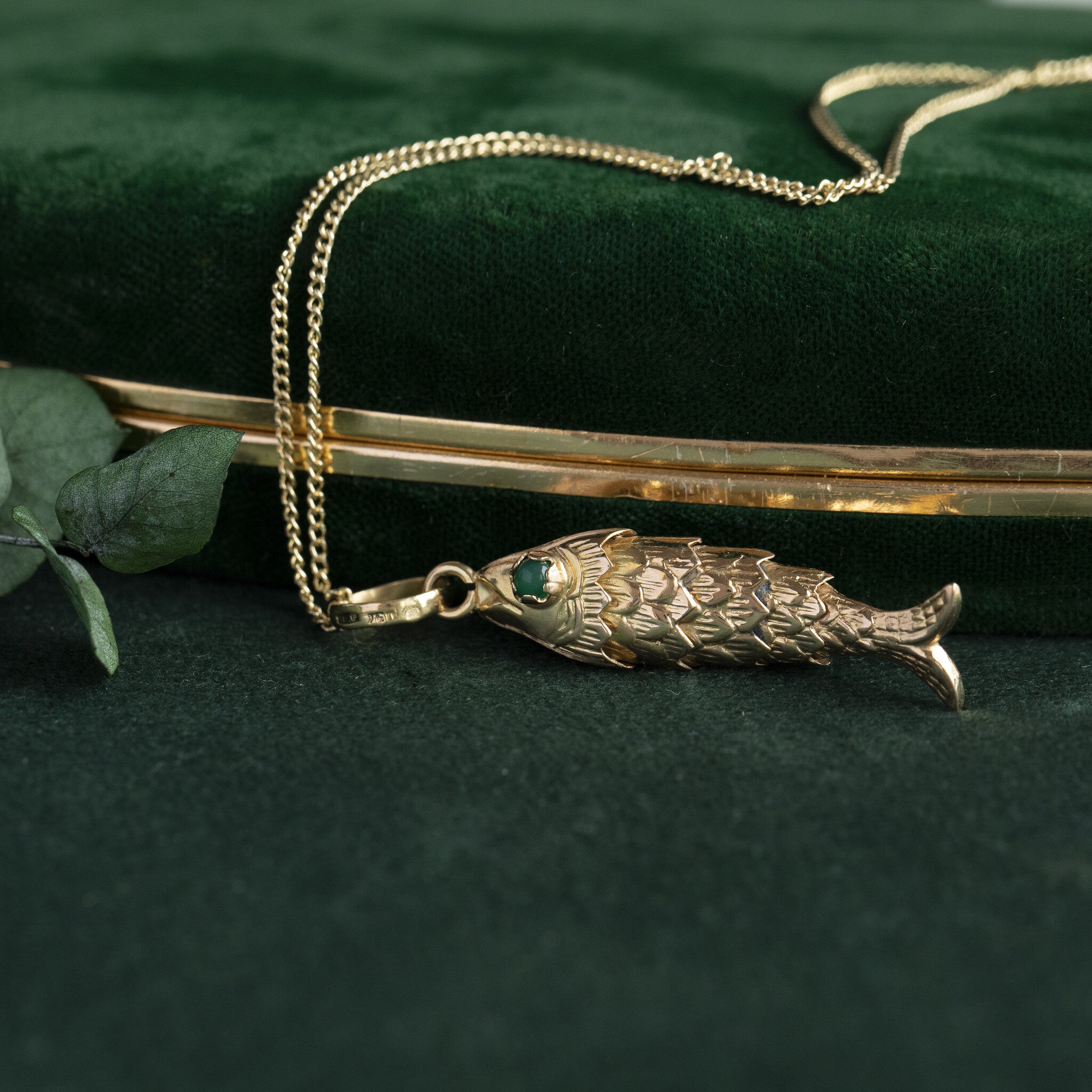 18 kt gold fish pendant with colored gemstone