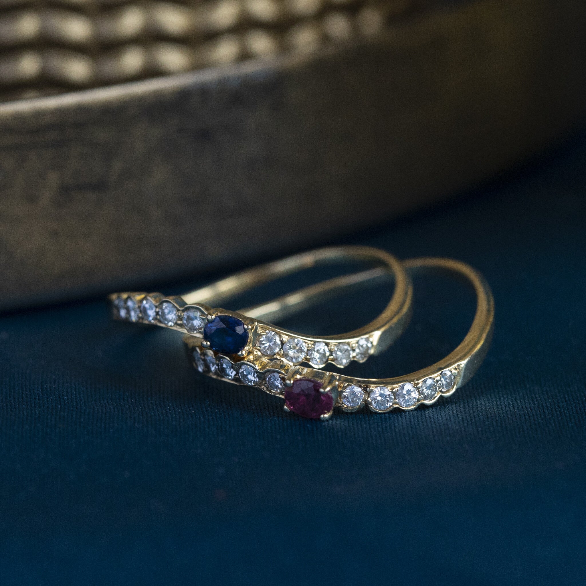 Gold hammered ring with sapphire and diamond, 18 kt