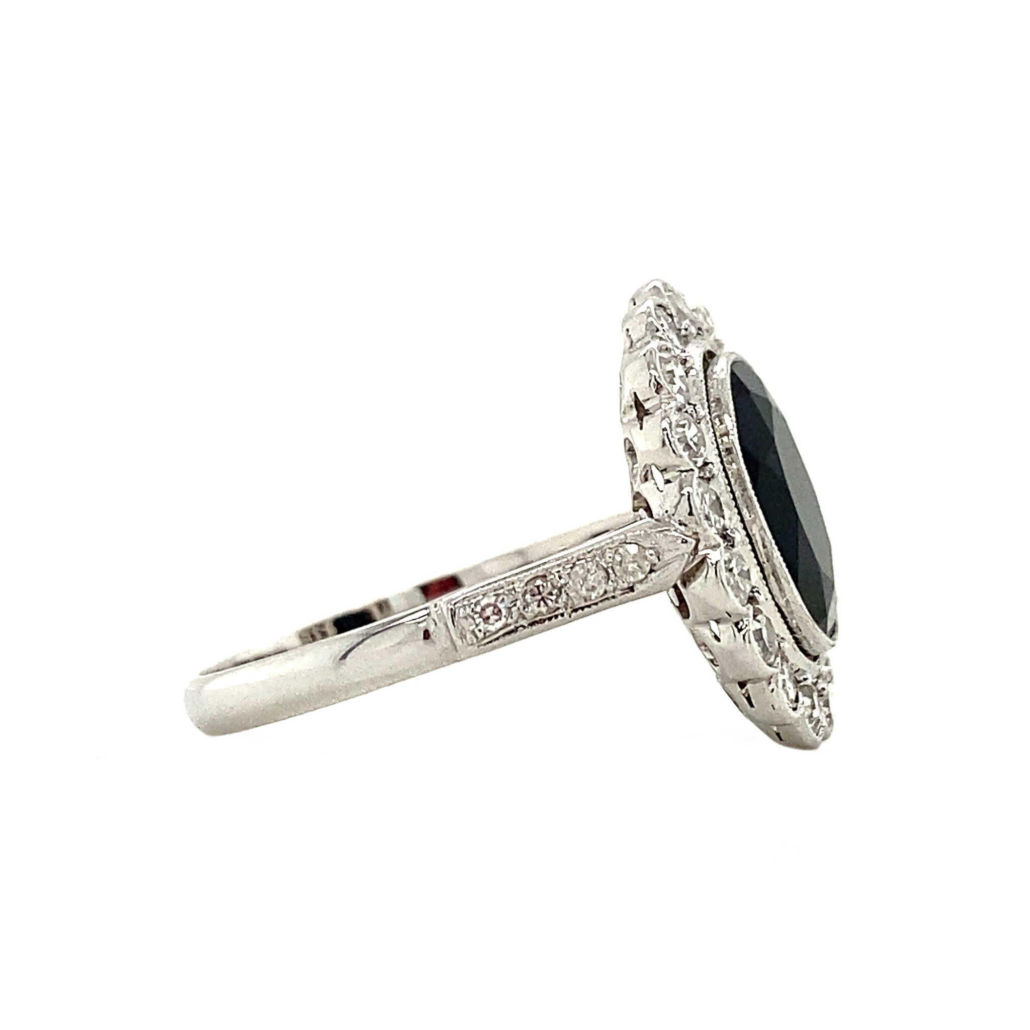 White-gold entourage ring with onyx and diamond 14 kt