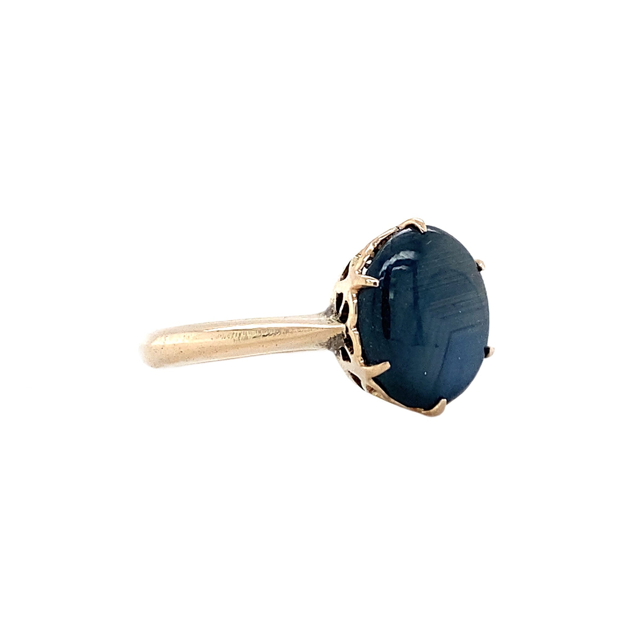 Gold ring with star sapphire 14 kt