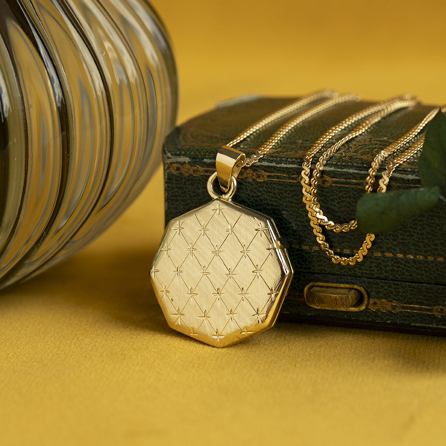 Gouden vintage medaillon met gravure 14 krt