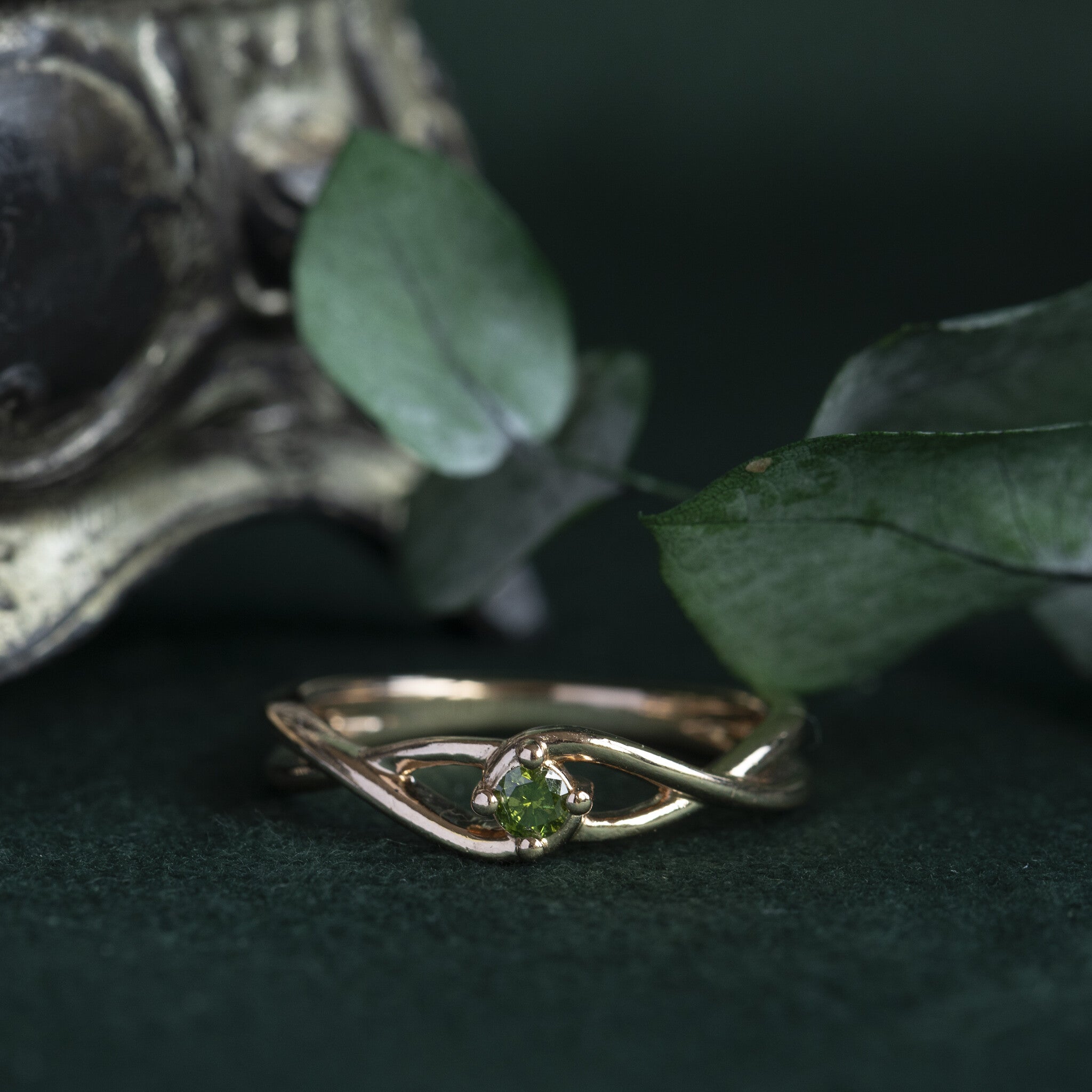 Rose-gold hammered ring with emerald, 14 kt