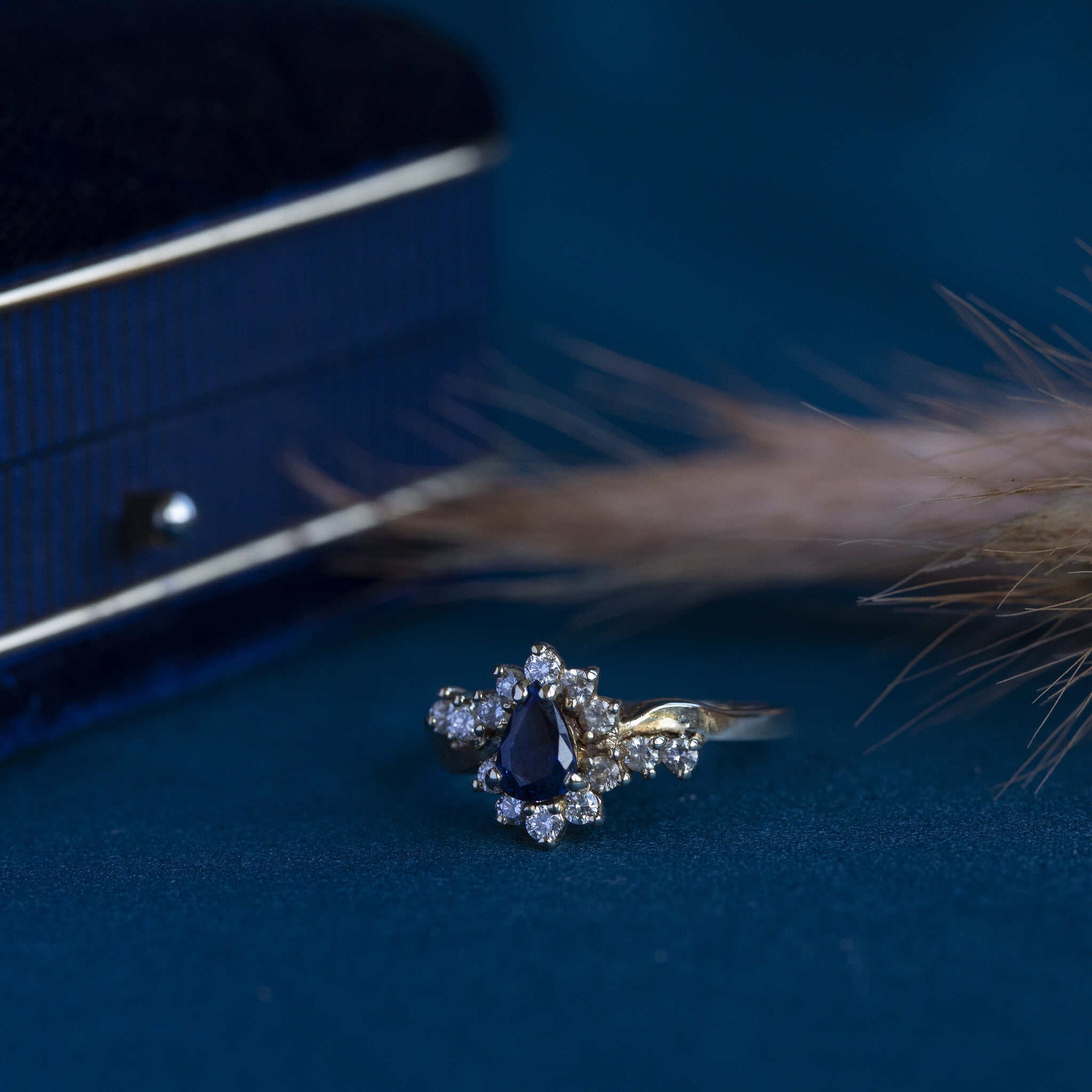 Gouden entourage ring met saffier en diamant 14 krt