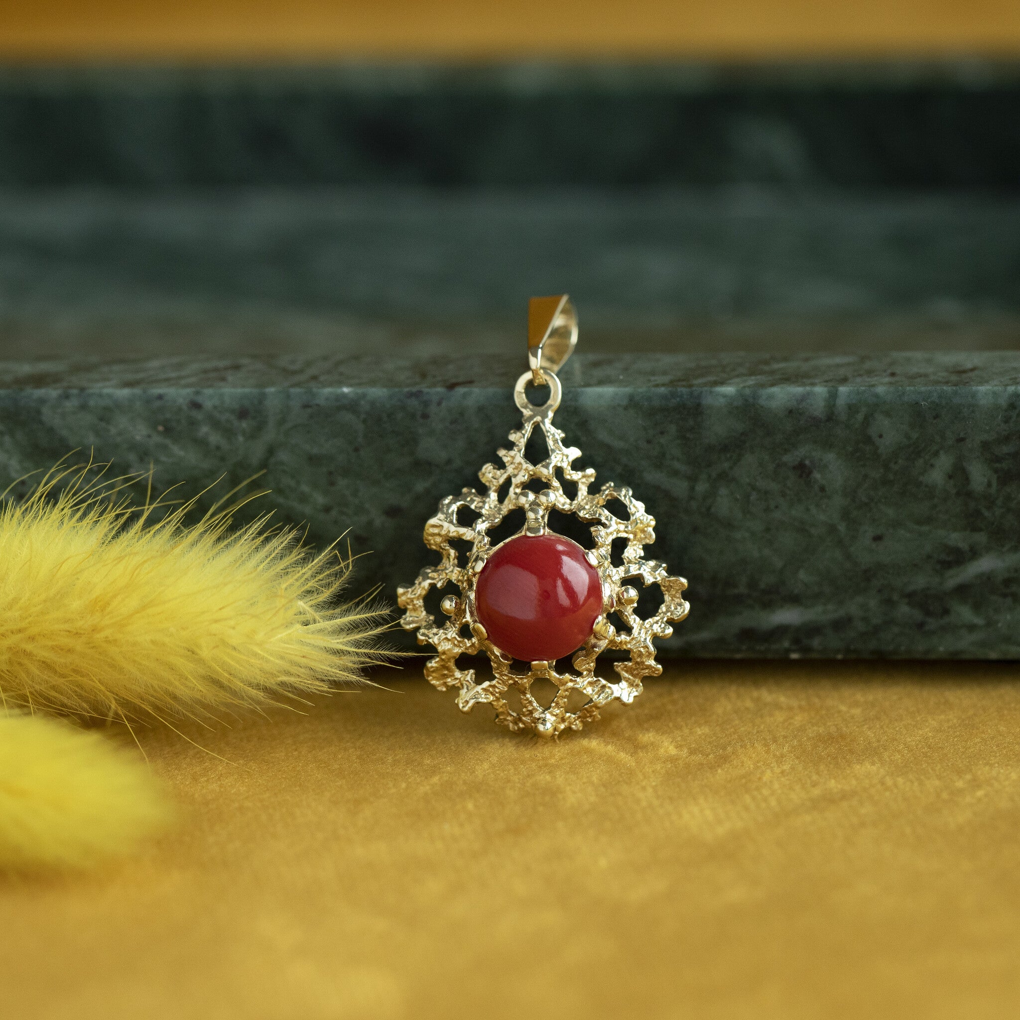 Gouden hanger met bloedkoraal 14 krt