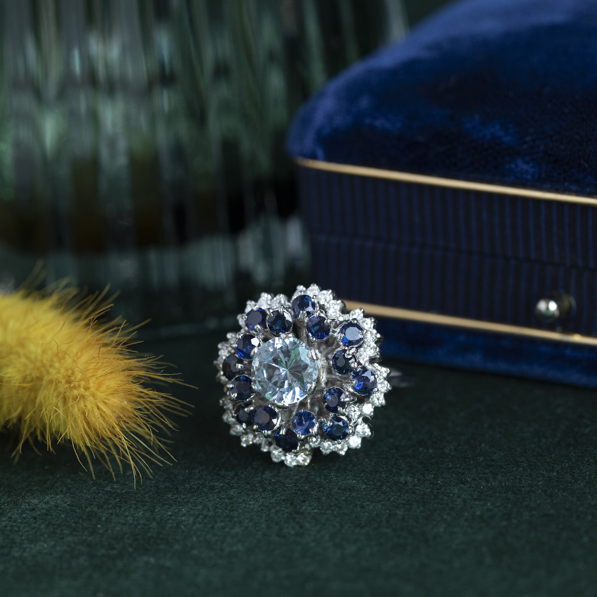 Witgouden entourage ring met spinel, saffier en diamant 18 krt