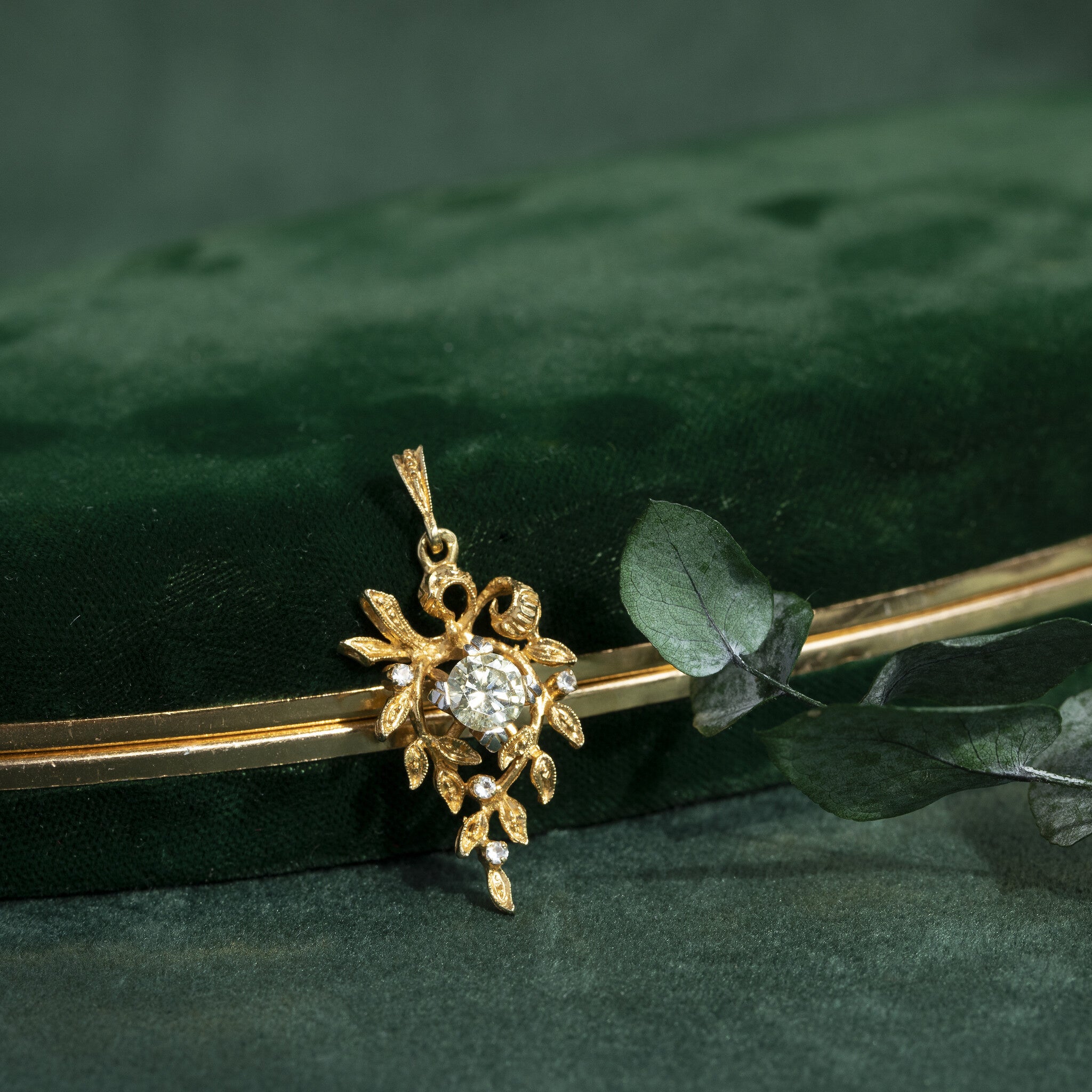 Gouden hanger met spinel en diamant 18 krt