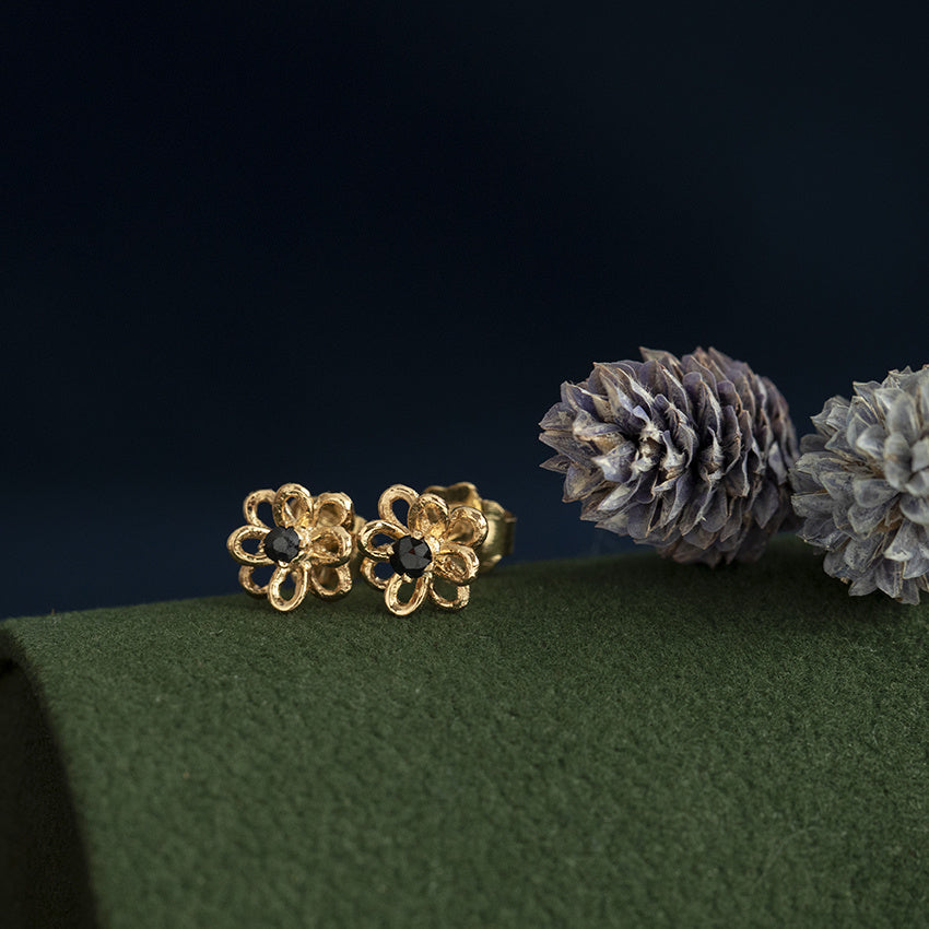 Vintage gold flower stud earrings with sapphire, 18 kt