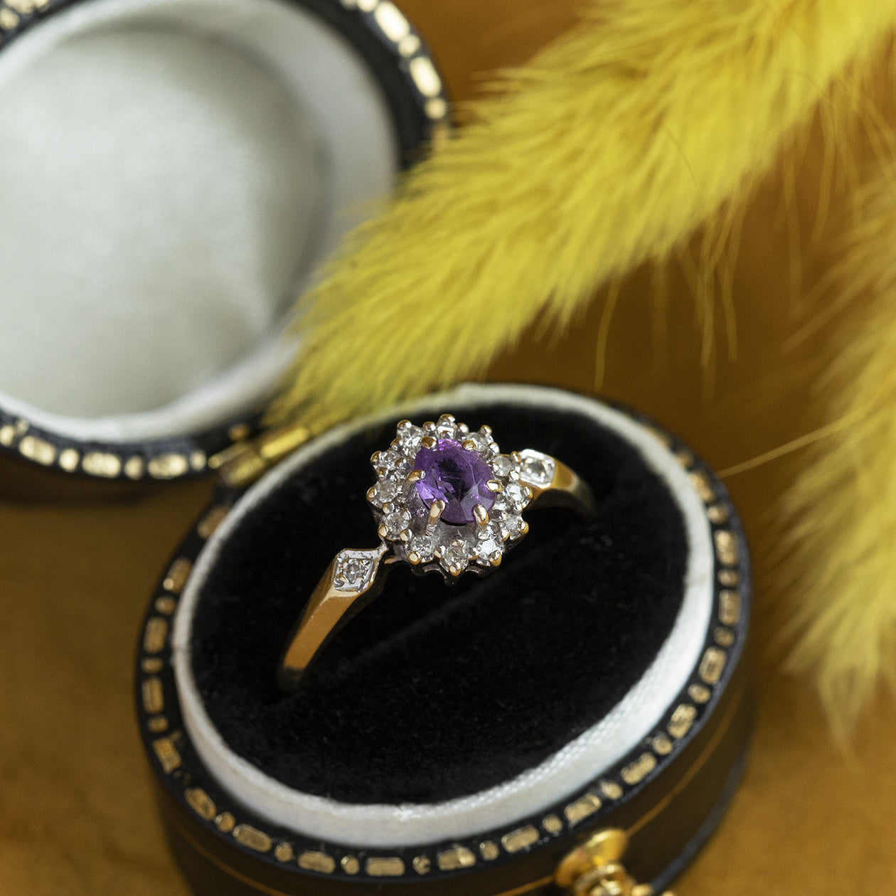 Entourage ring with amethyst and diamond, 9 kt gold