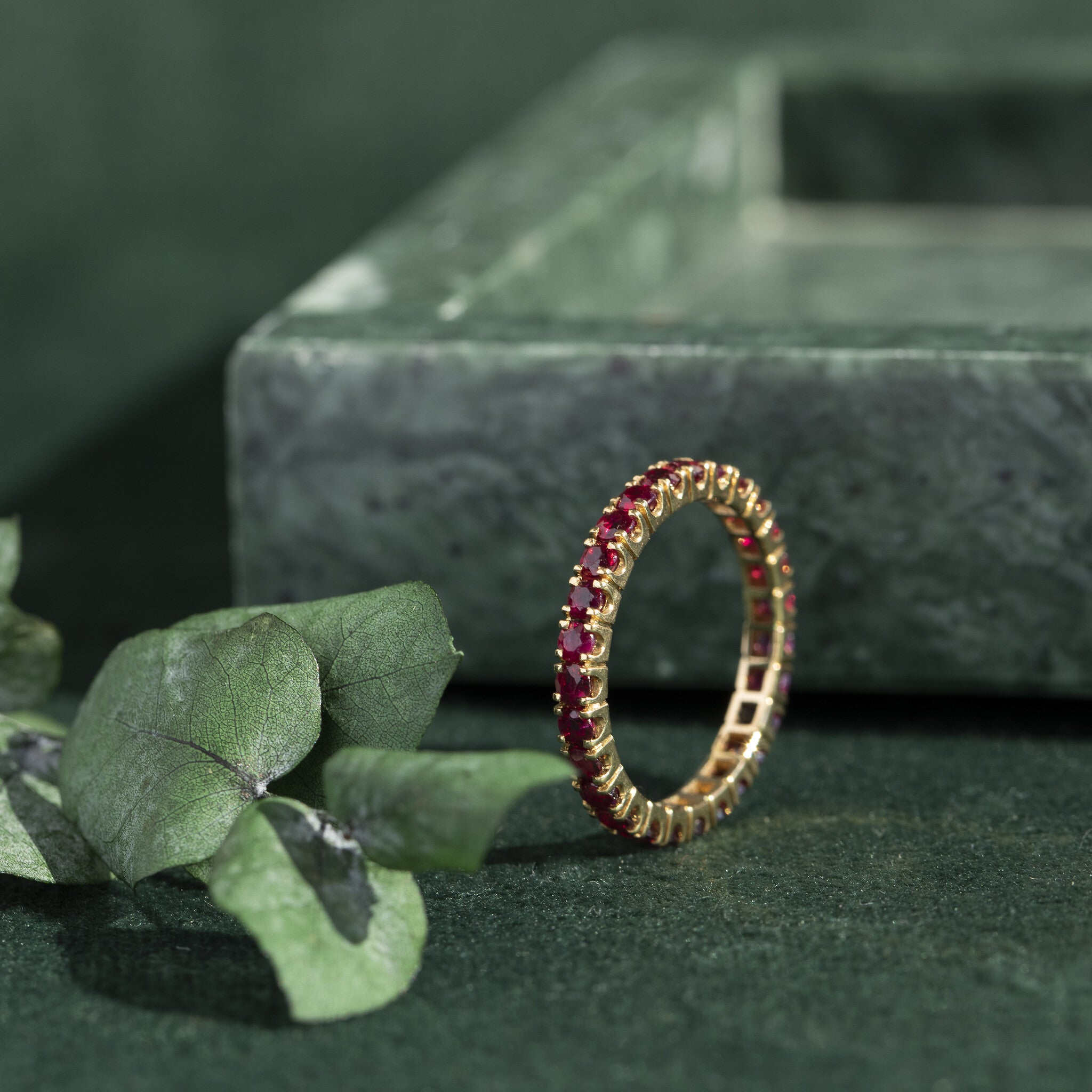 Gold alliance ring with natural ruby 18 krt