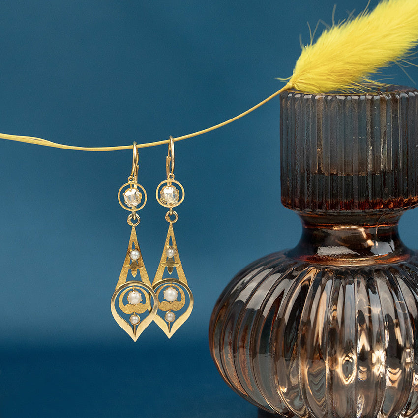 Gouden oorhangers met parel en diamant 18 krt