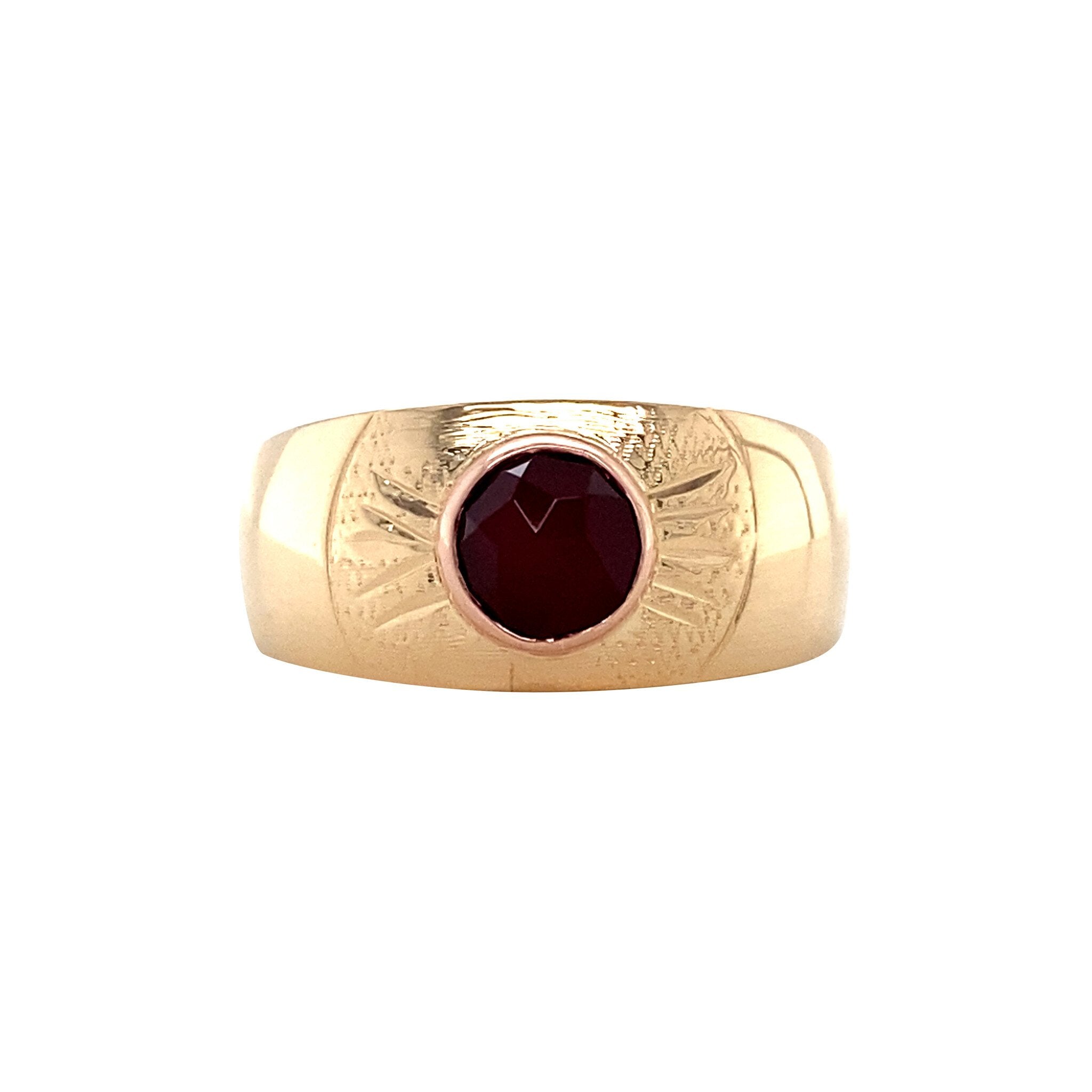 Vintage gold ring with carnelian, 14 kt