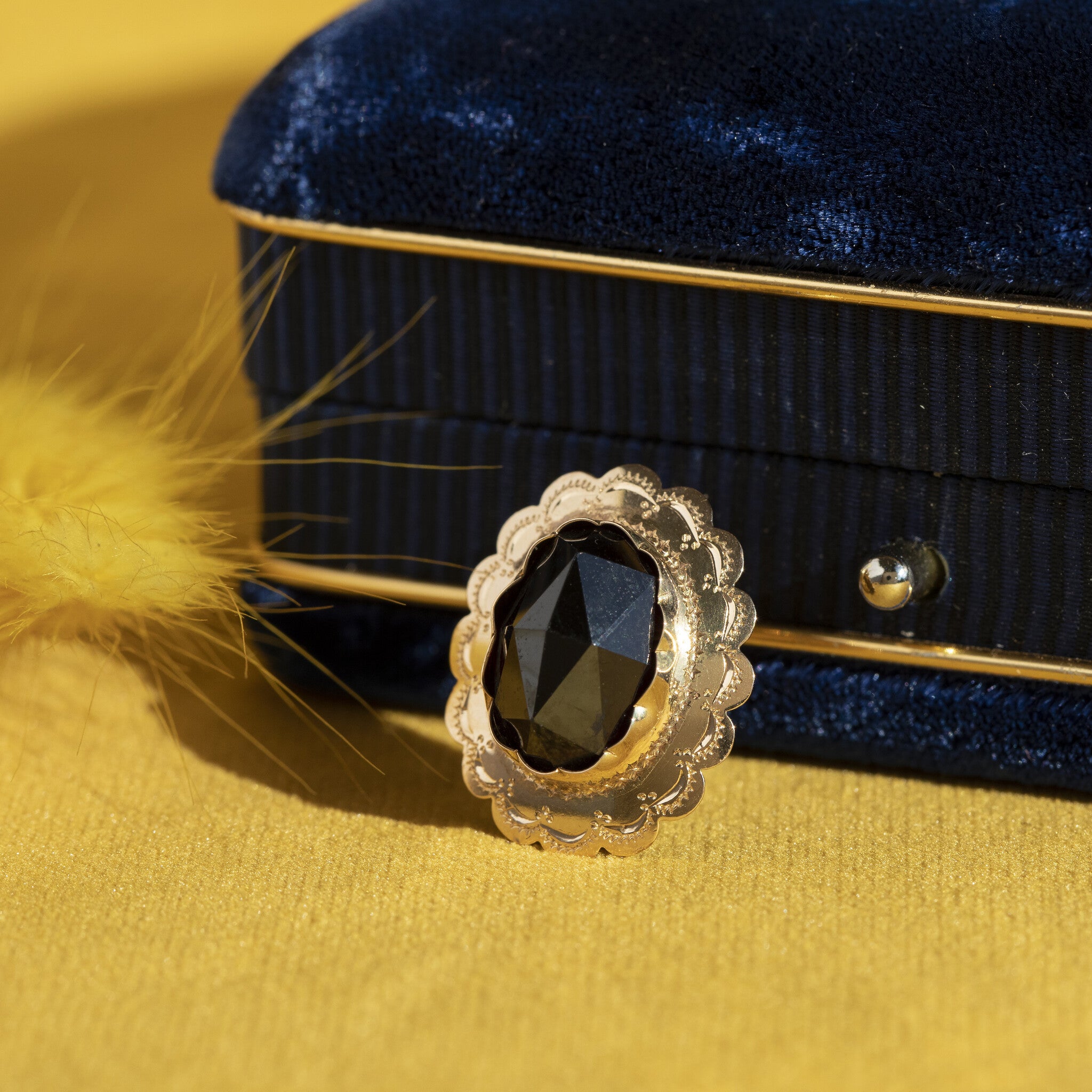 Gouden broche met granaat 14 krt