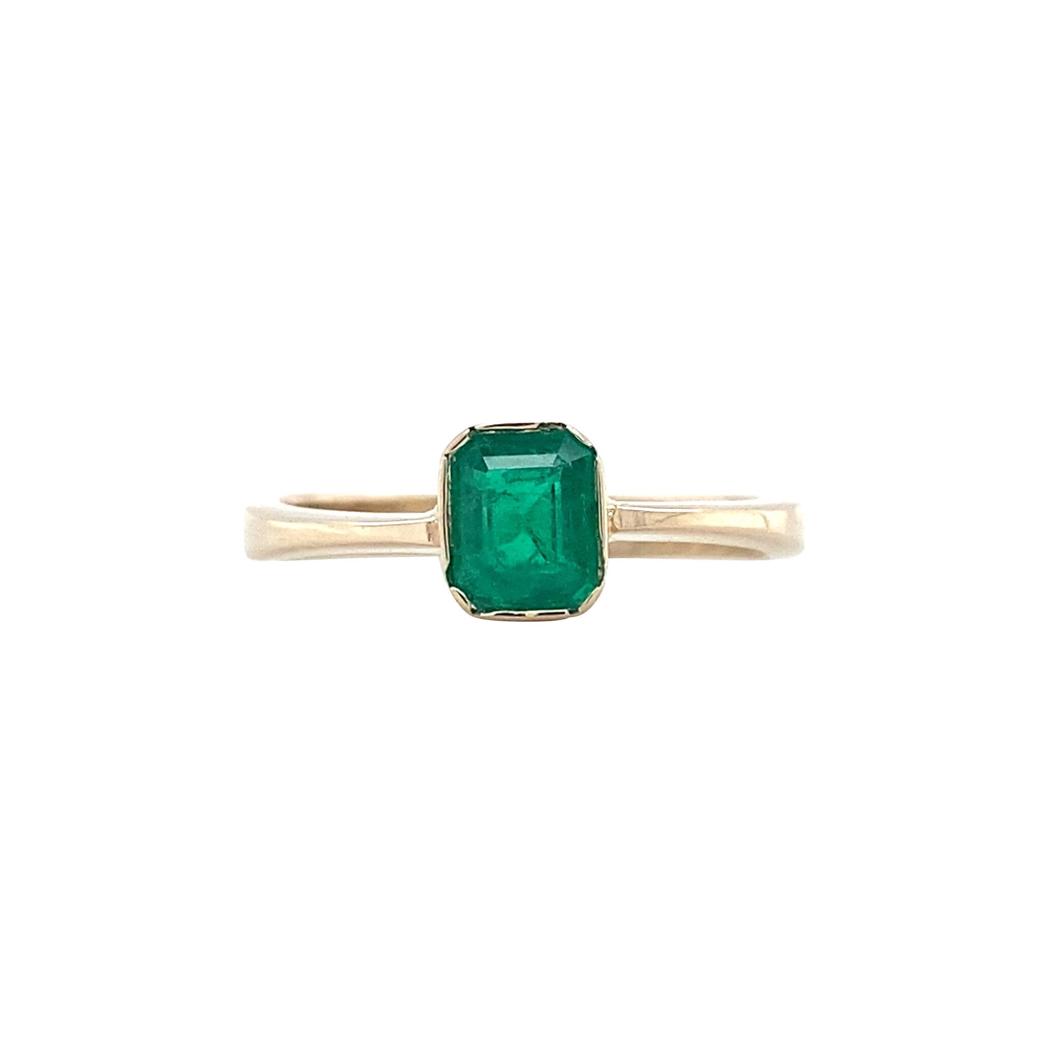 Gold vintage ring with emerald 14 kt
