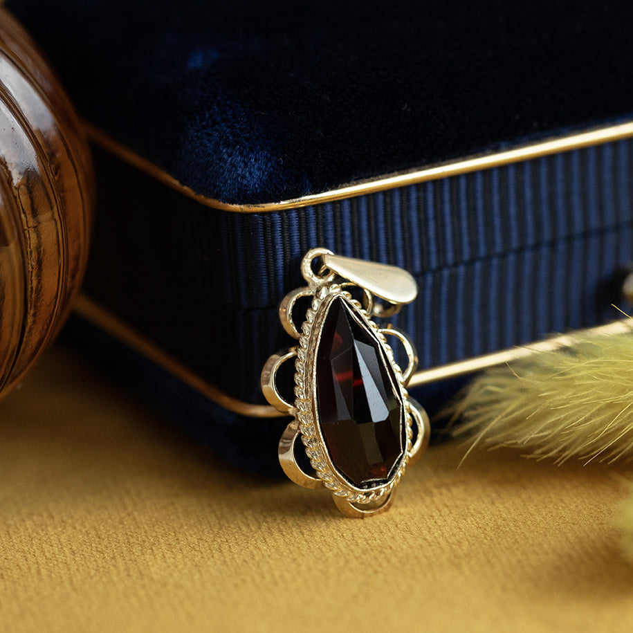 Gouden hanger met granaat 14 krt