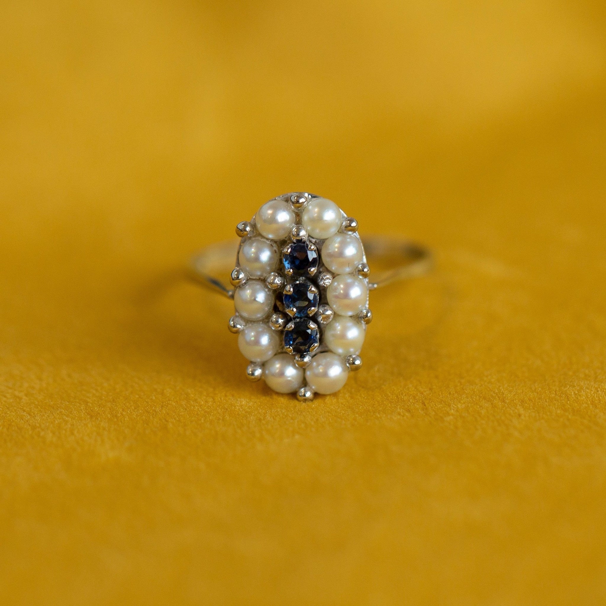 Witgouden ring met saffier en parel 14 krt