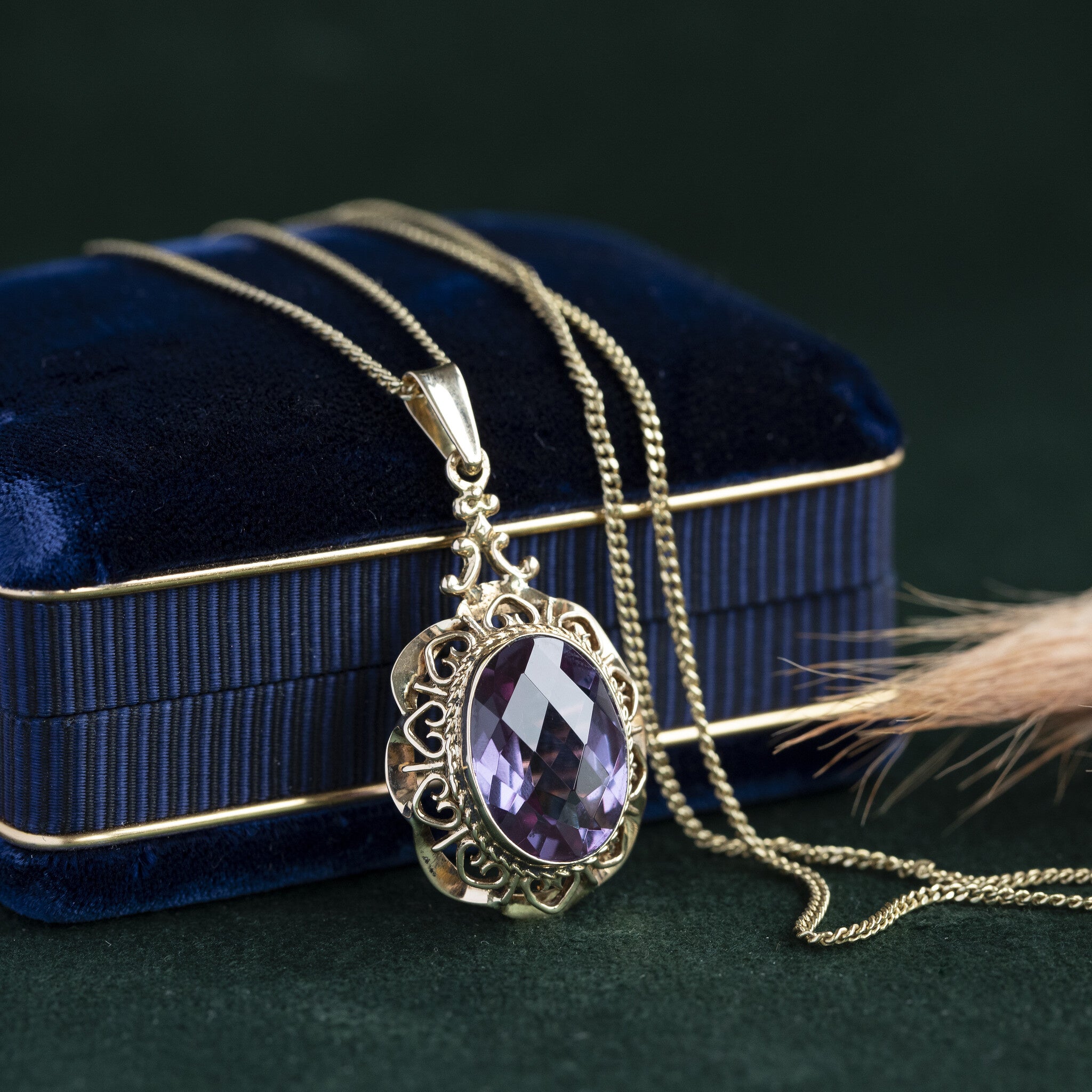 14 kt gold pendant with purple sapphire