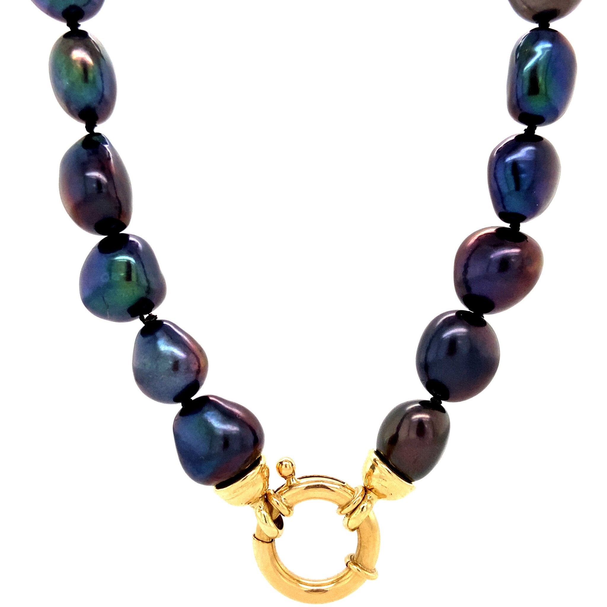 Pearl necklace with 14 kt gold clasp