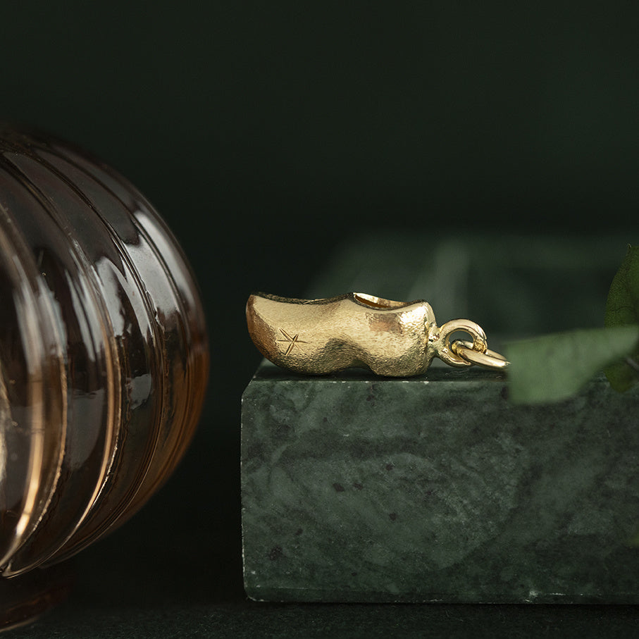 Gouden vintage klomp hanger 14 kt