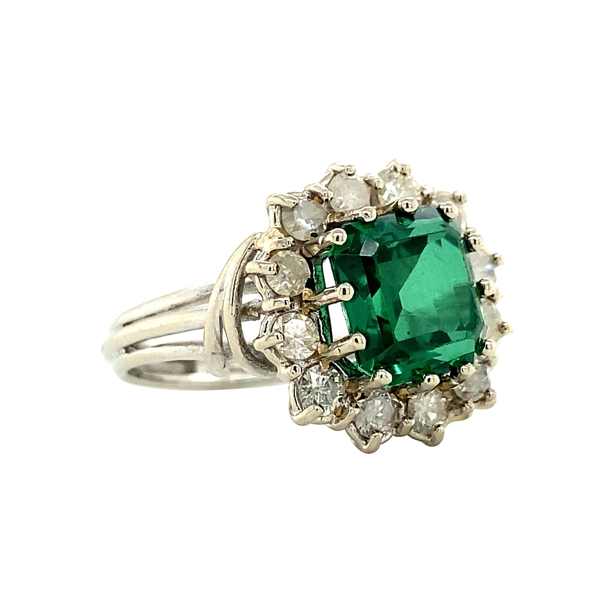 Witgouden entourage ring met diamant en groene spinel 18 krt