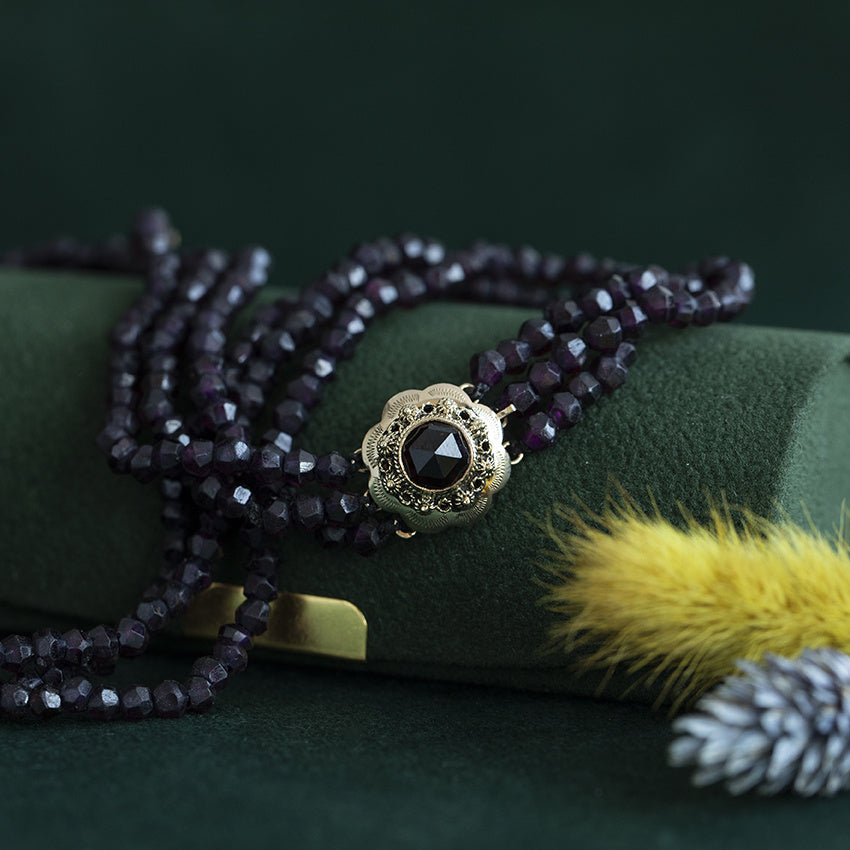 Vintage granaat collier met gouden sluiting 14 krt