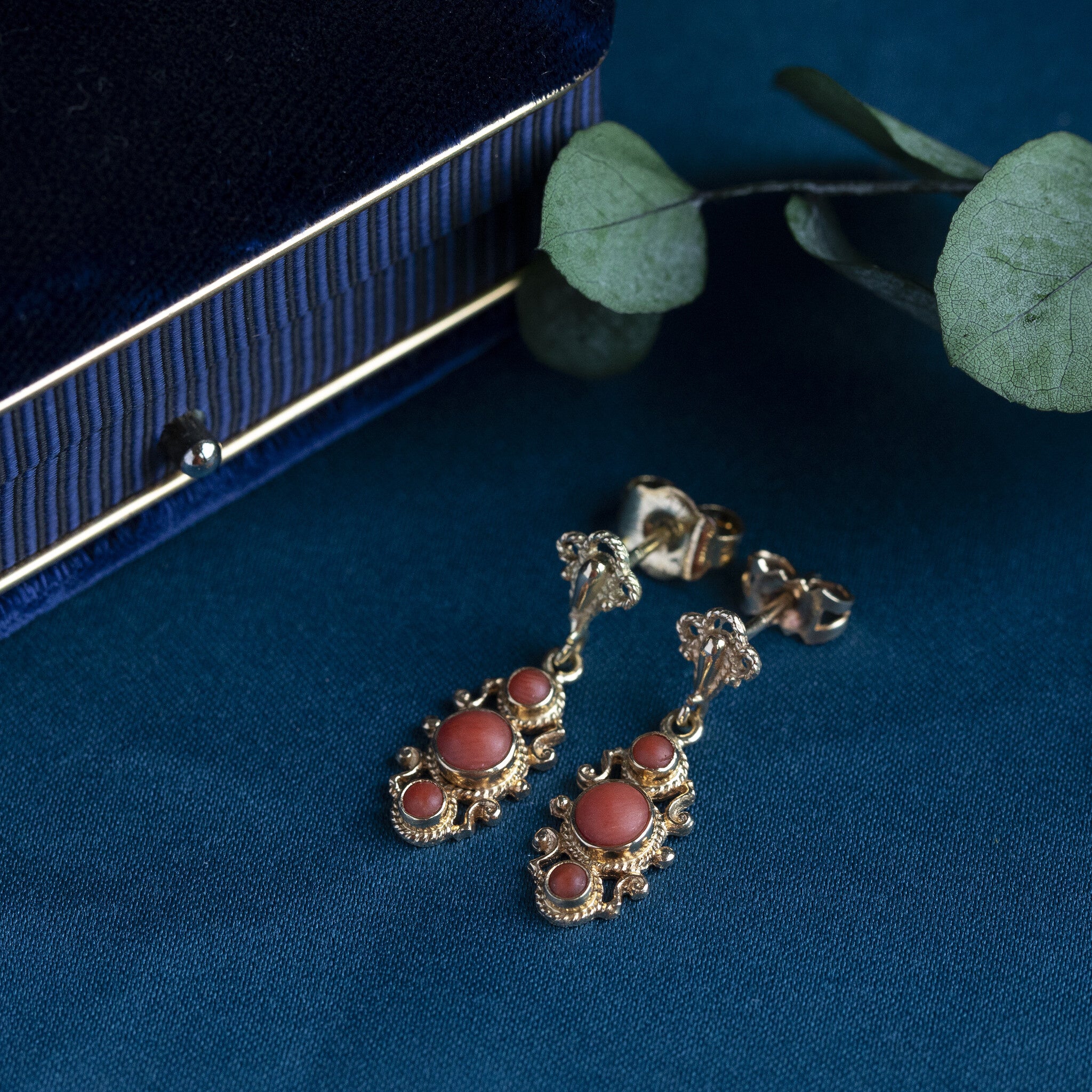 Gouden oorhangers met bloedkoraal 14 krt