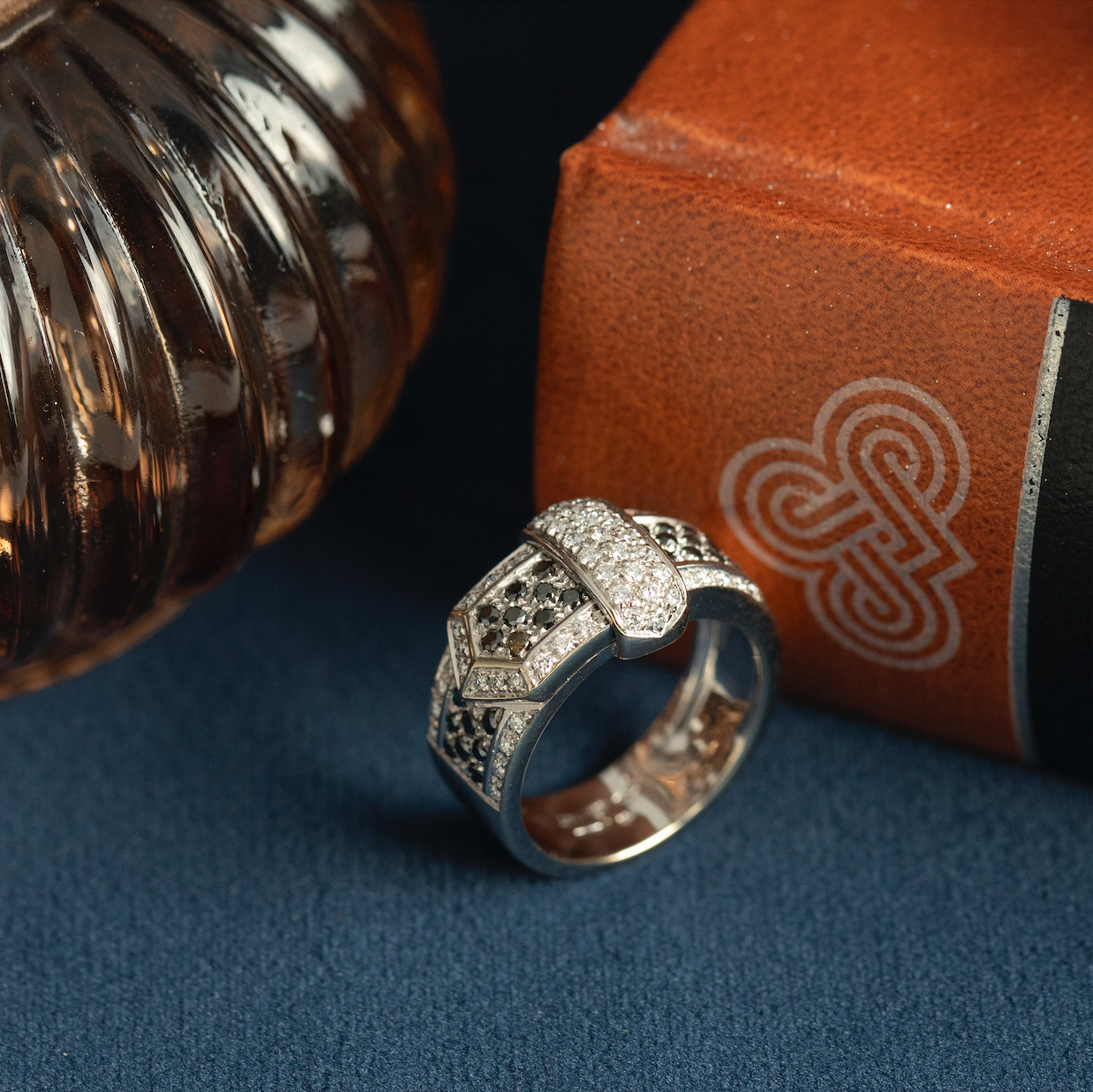 Witgouden vintage gesp ring met diamant 18 kt