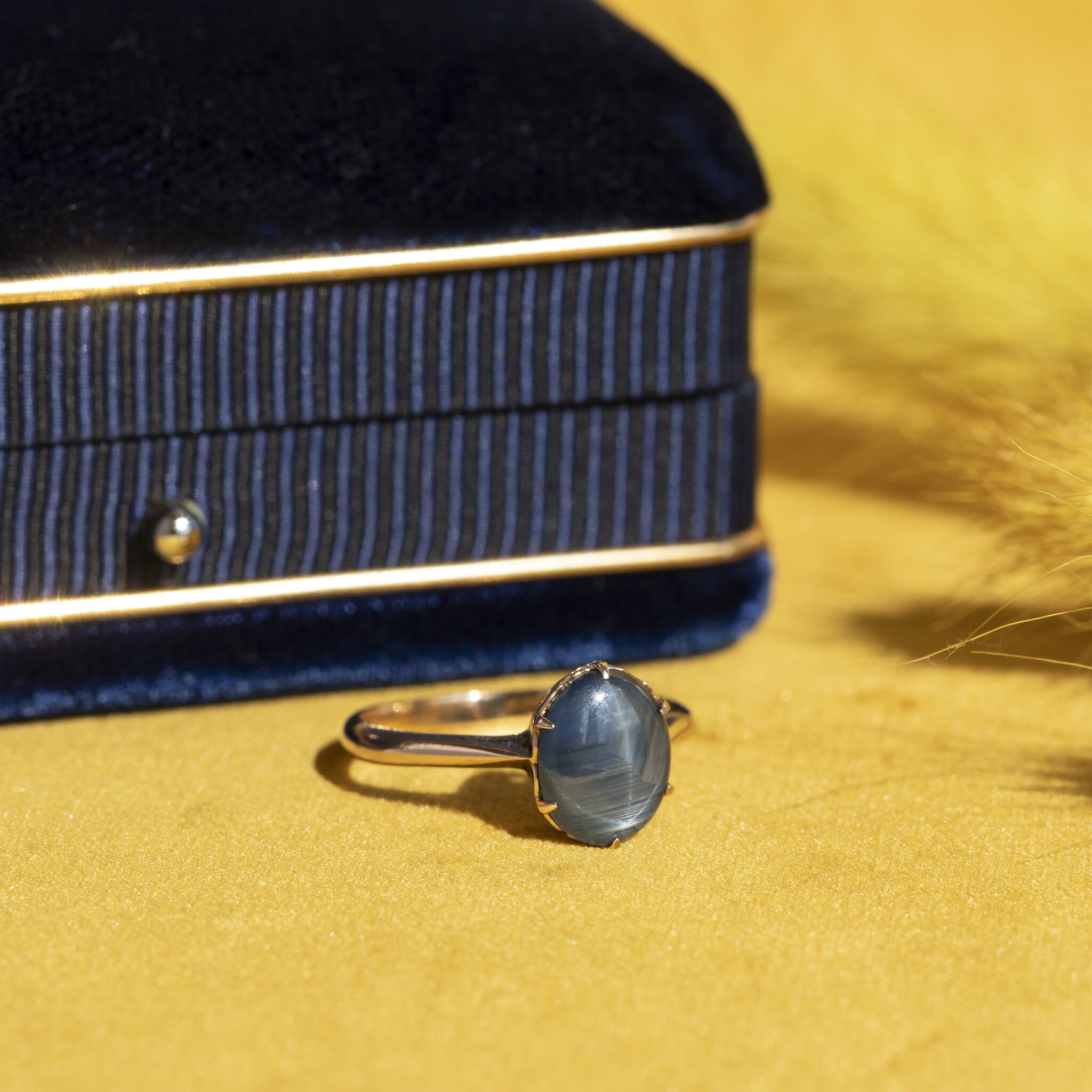 Gold ring with star sapphire 14 kt