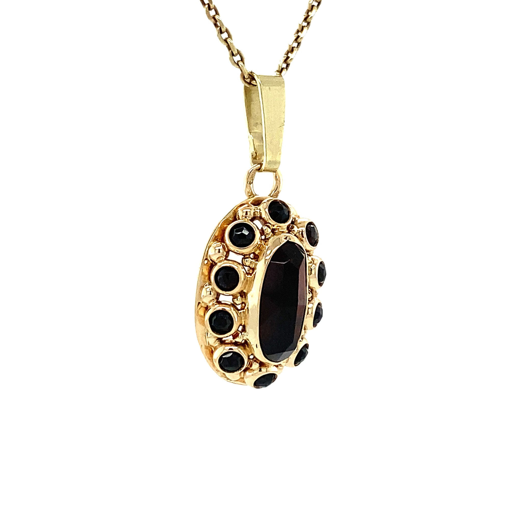 14 kt gold entourage pendant with garnet