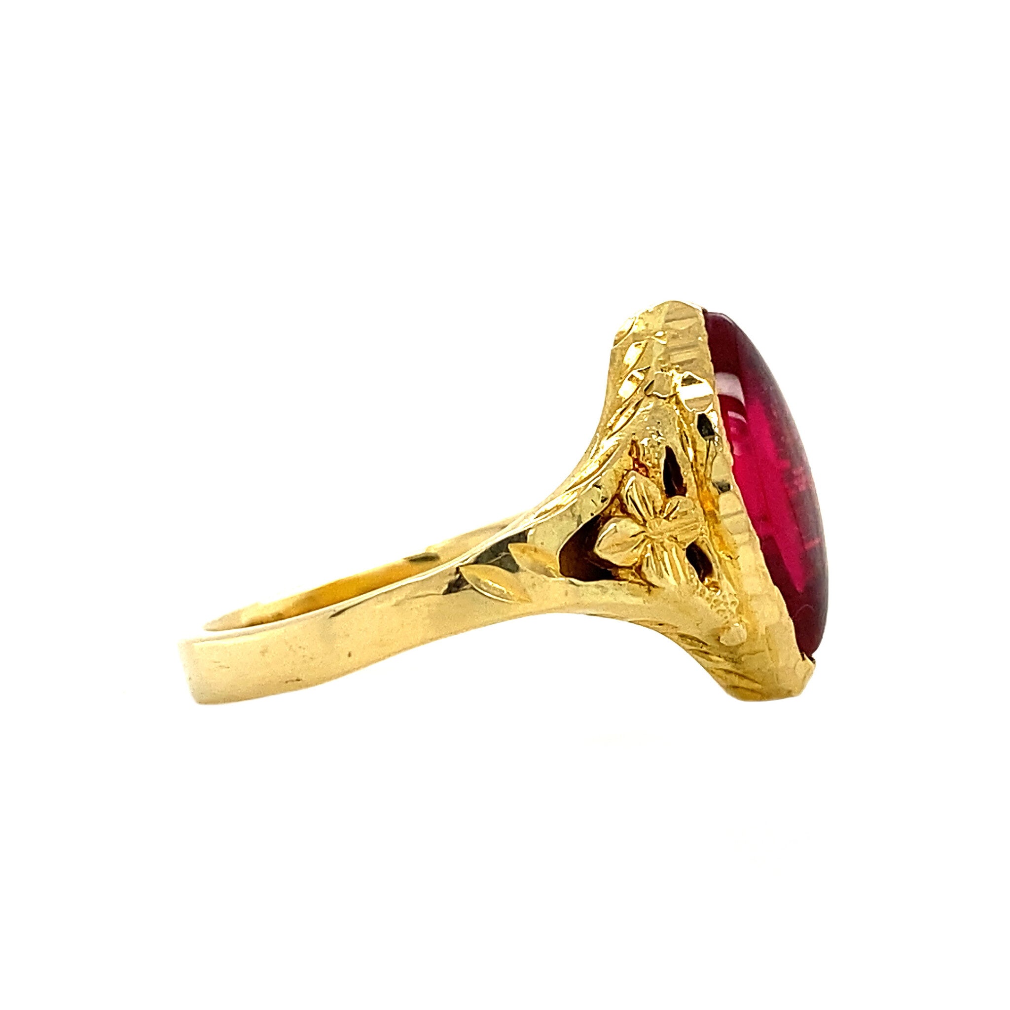 Gold ring with ruby 14 krt