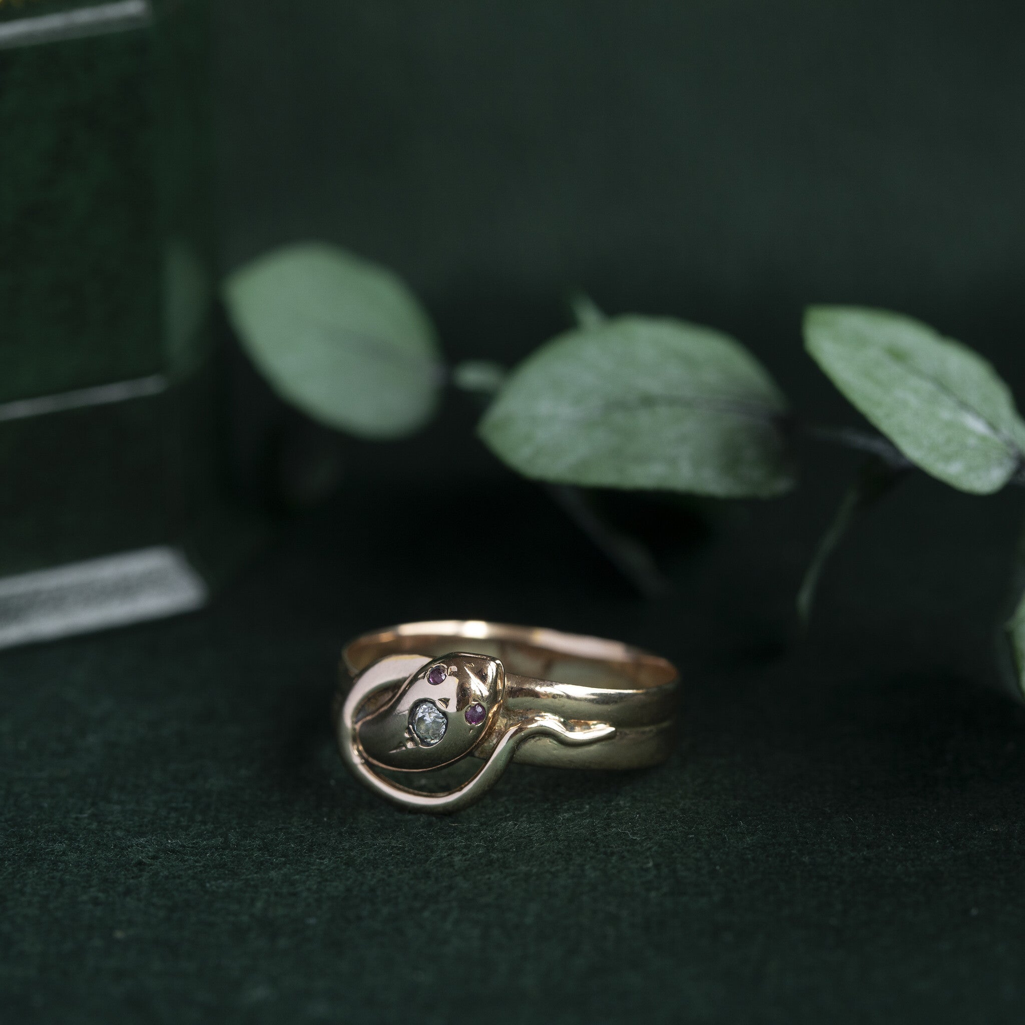 14 kt rose-gold ring with diamond and ruby
