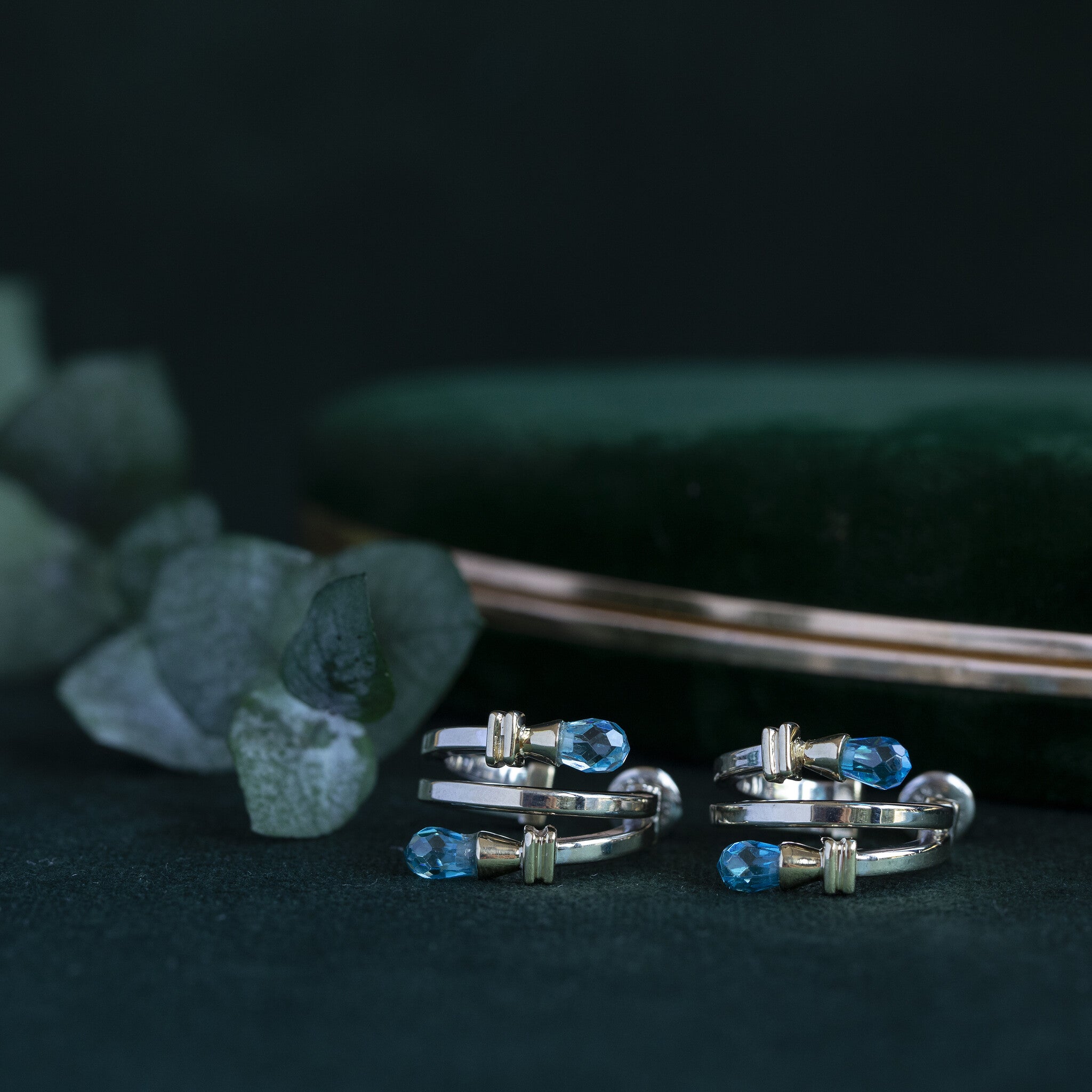 Bicolour gold ear studs with topaz 14 krt