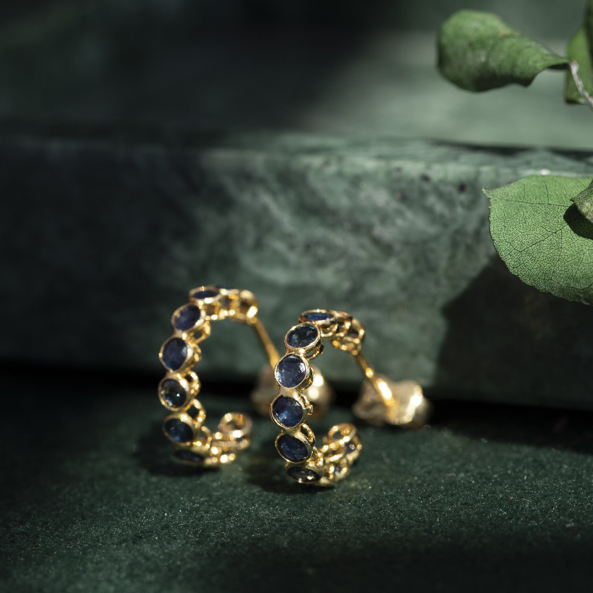 Gold stud earrings with natural sapphire, 14 kt