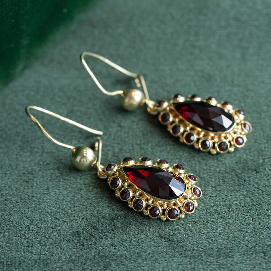 Gold earrings with garnet, 14 kt