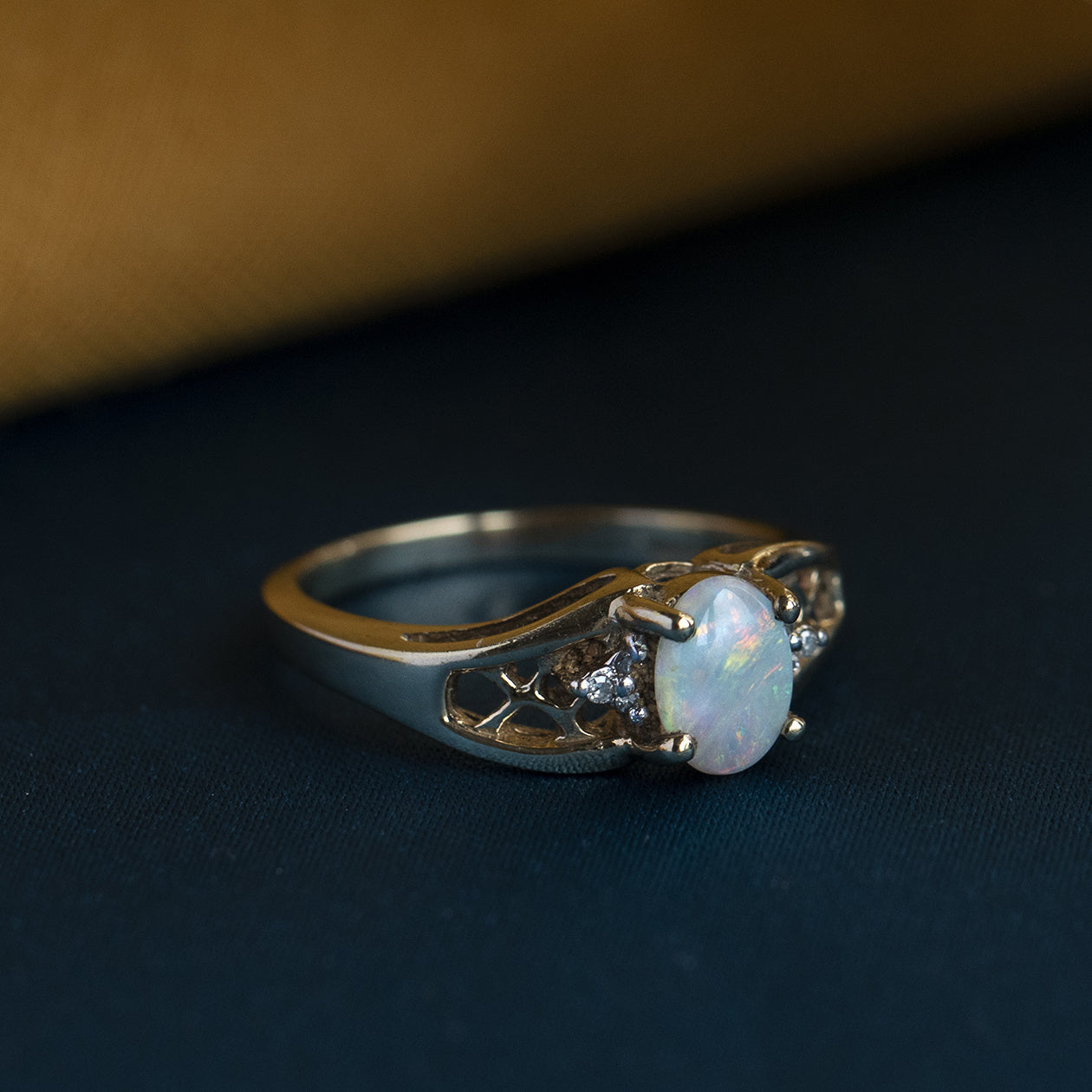Ring met opaal en diamant 9 krt
