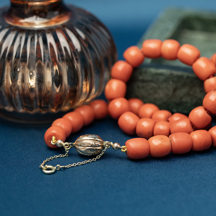 Blood coral necklace with gold clasp, 47 cm, 14 kt