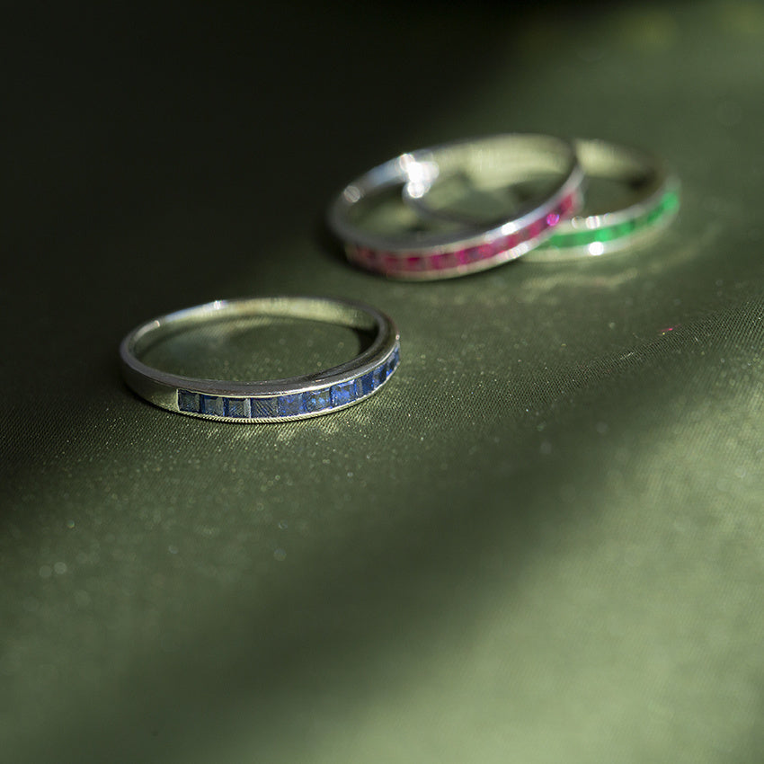 Witgouden rijring met saffier 18 krt