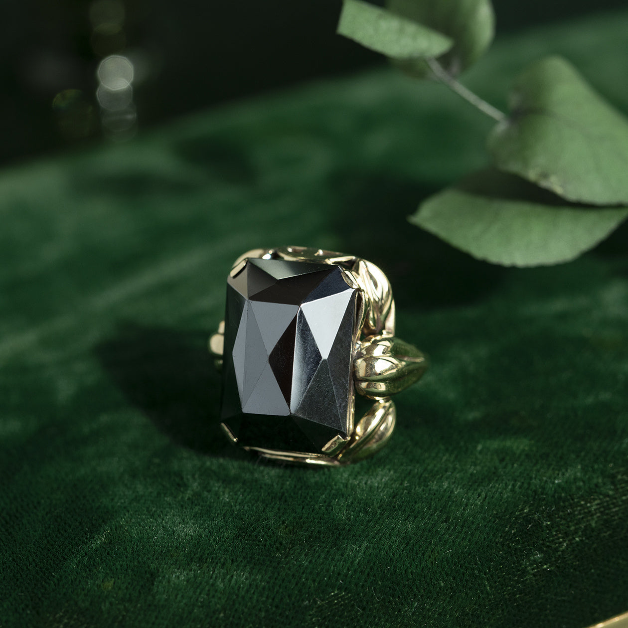 Gouden ring met hematiet 14 krt