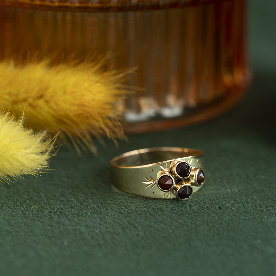 Vintage gold ring with garnet, 14 kt