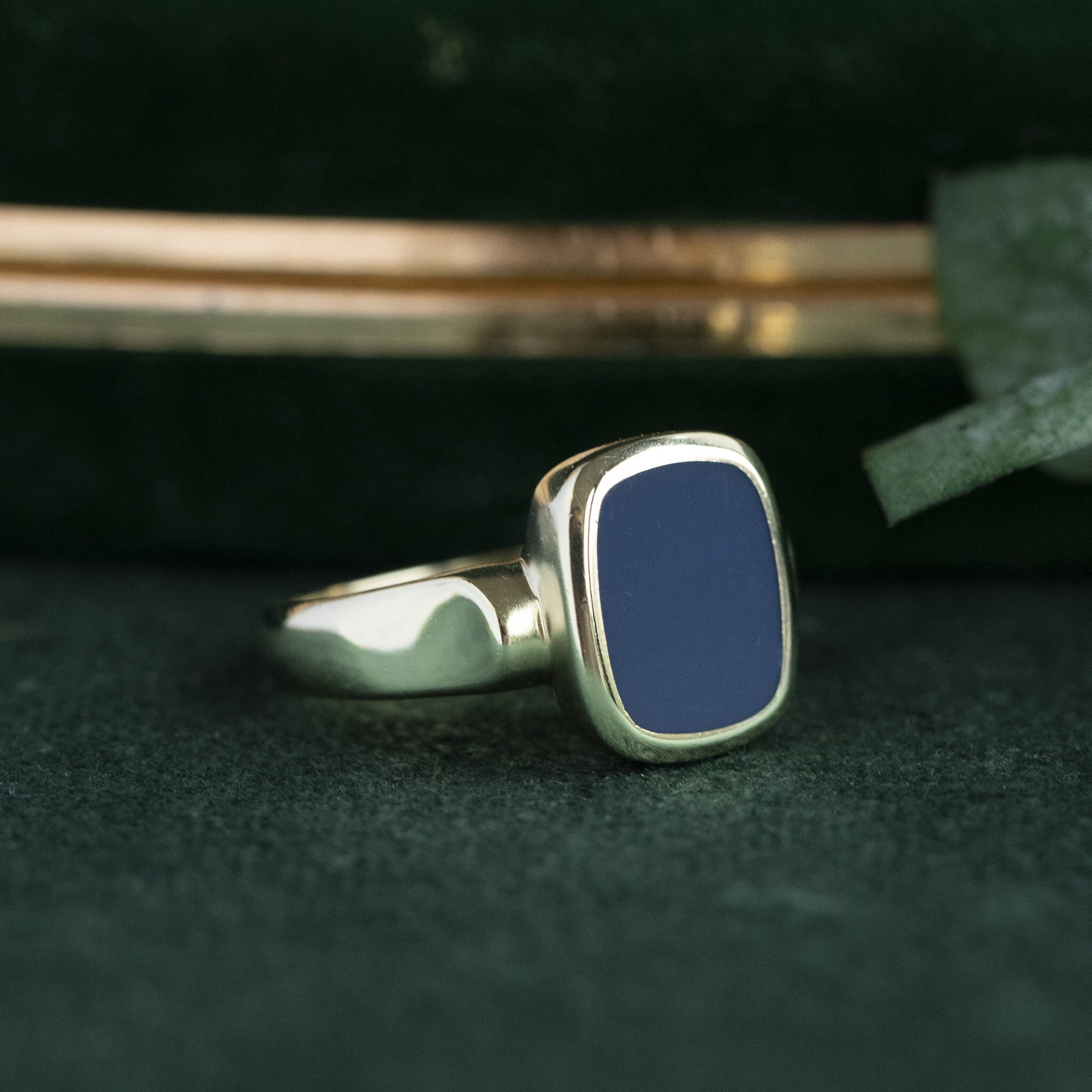 Gouden zegelring met blauwe laagsteen 14 krt