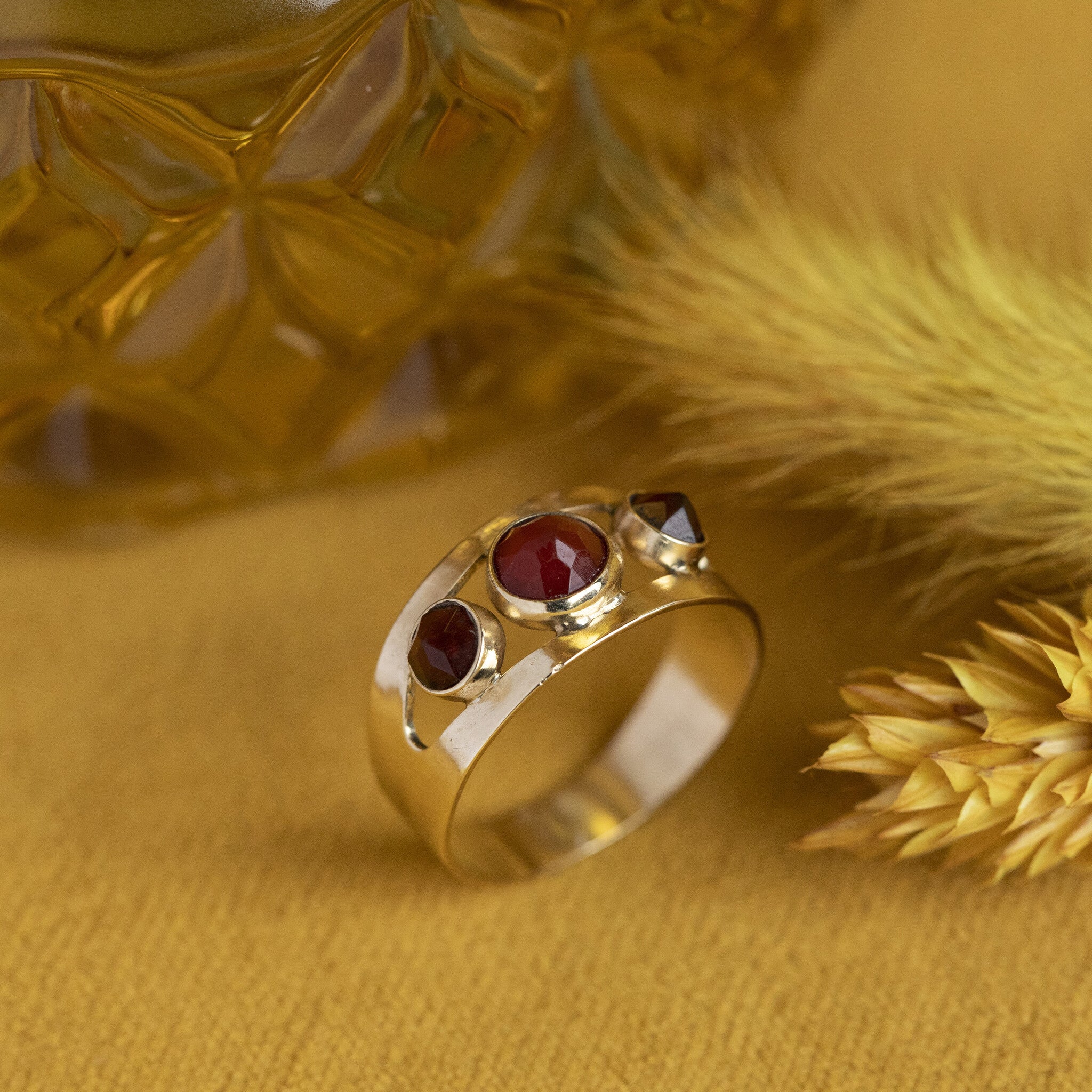 Gold ring with carnelian, 14 kt