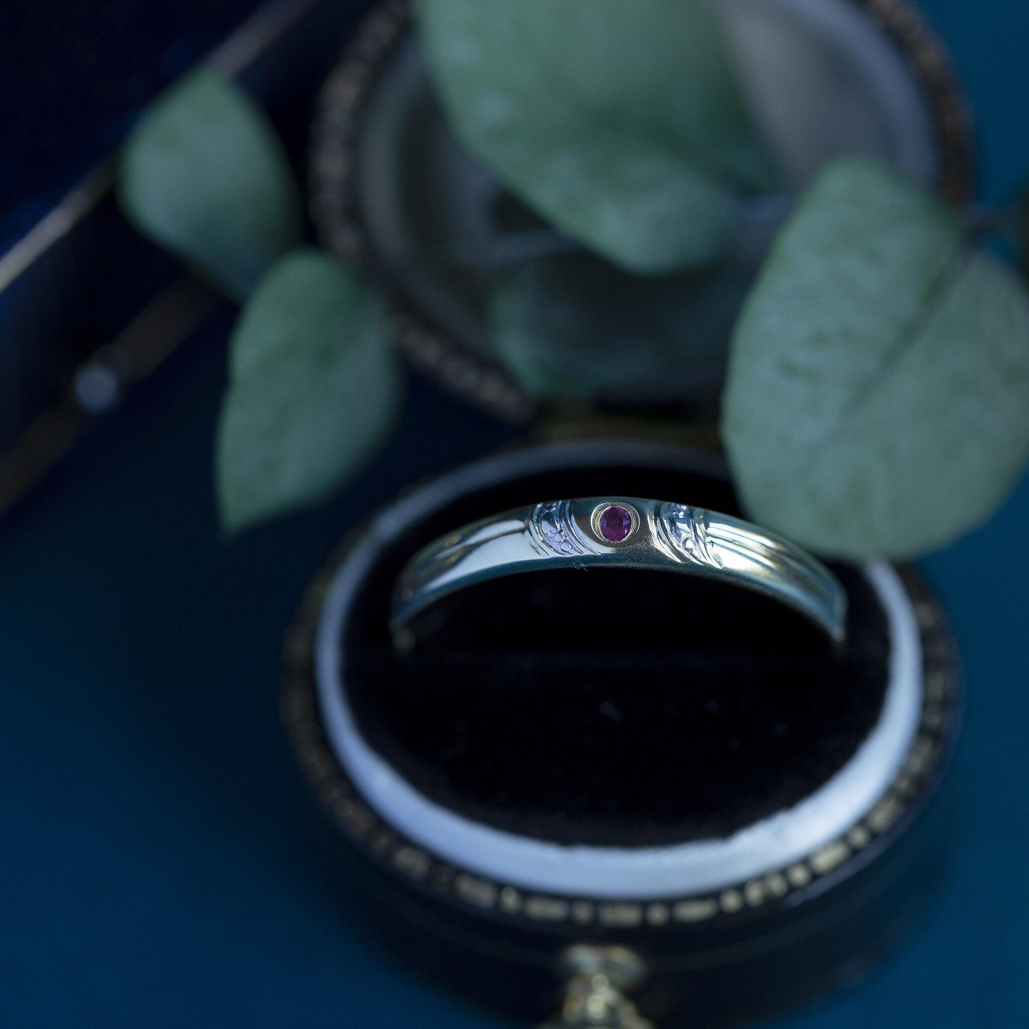 Bicolour gold ring with ruby 14 krt