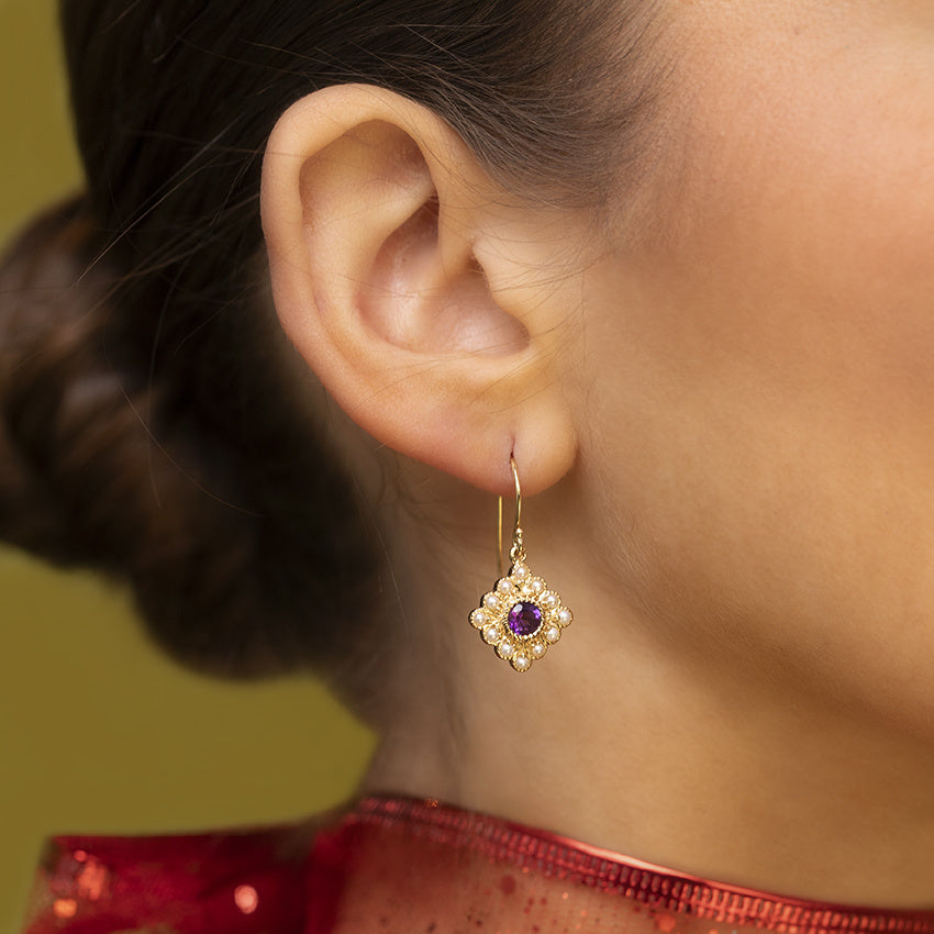 Gouden oorbellen met amethist en parel 14 kt