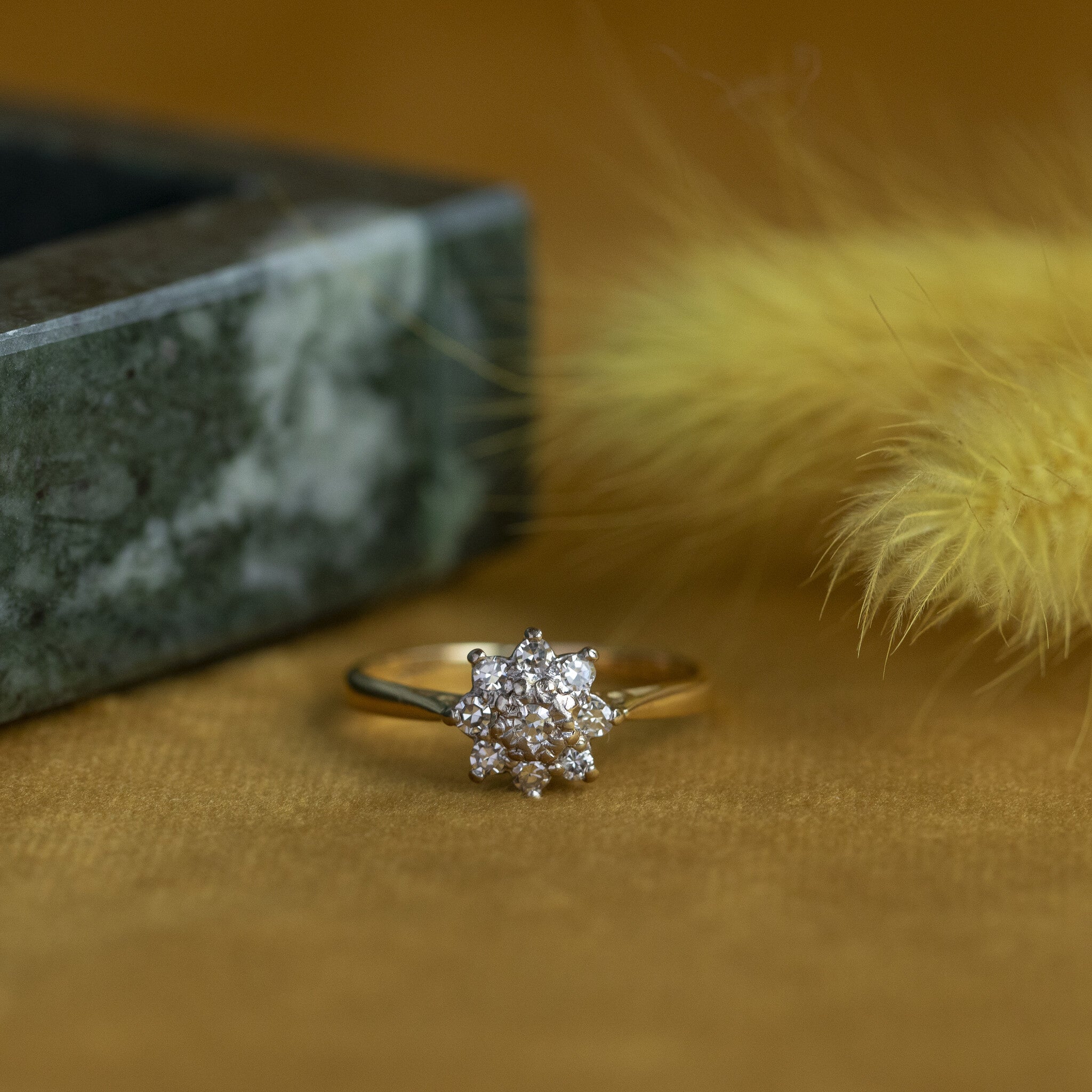18 kt gold halo ring with diamond