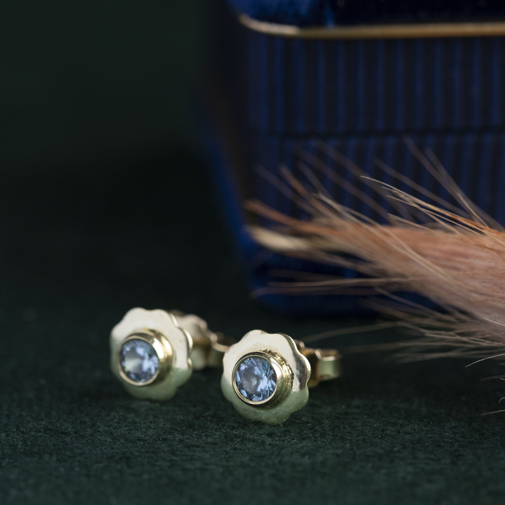 14 kt gold stud earrings with blue spinel