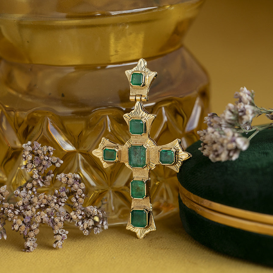 Gouden vintage kruis hanger met smaragd 14 kt