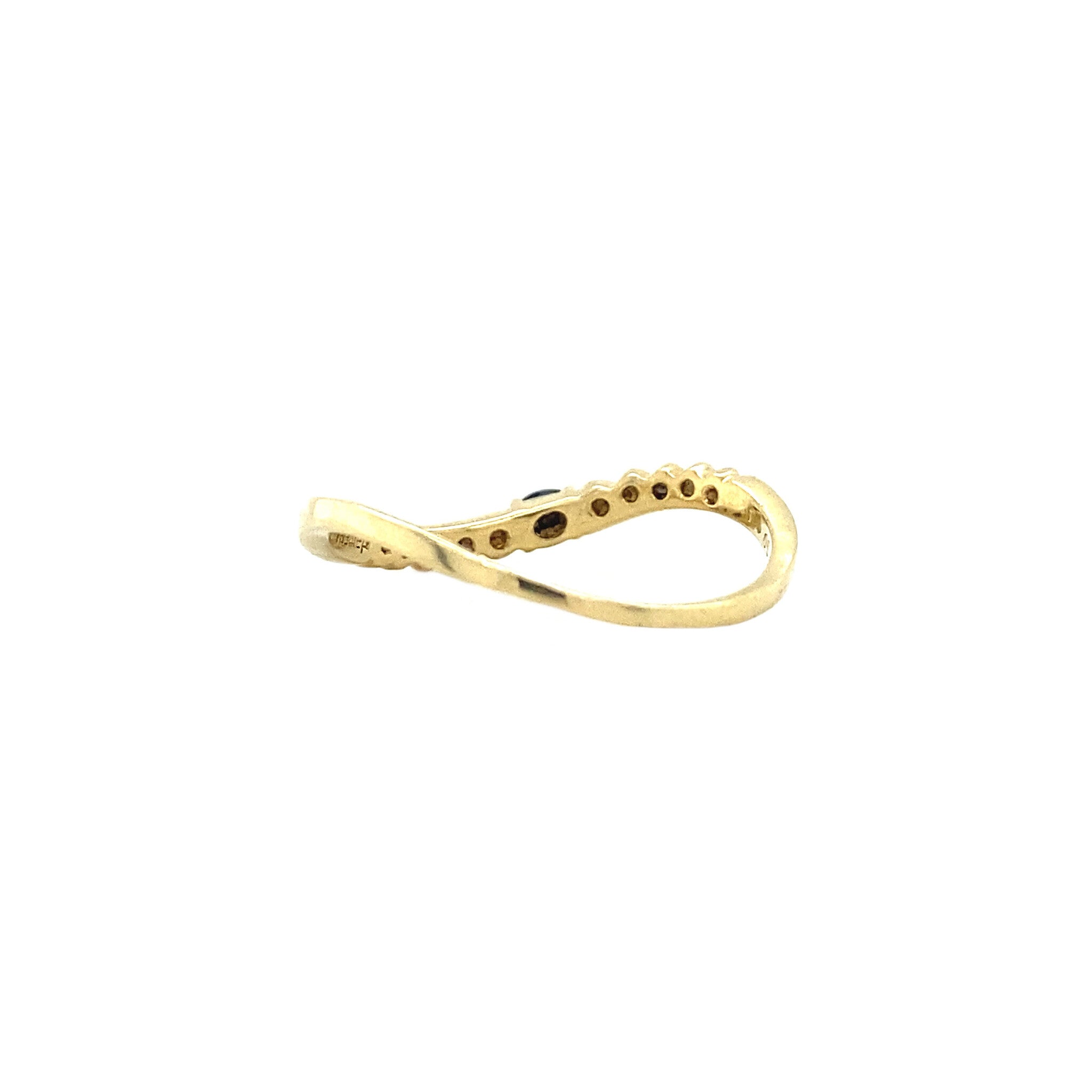 Gold hammered ring with sapphire and diamond, 18 kt