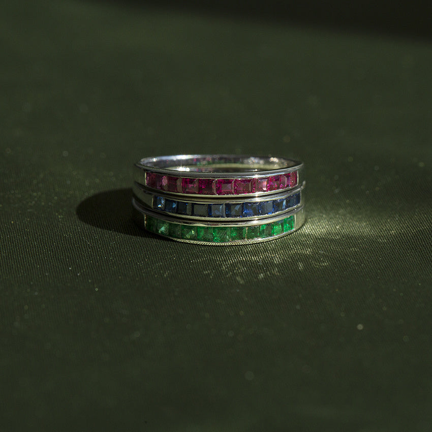 Witgouden rijring met smaragd 18 krt