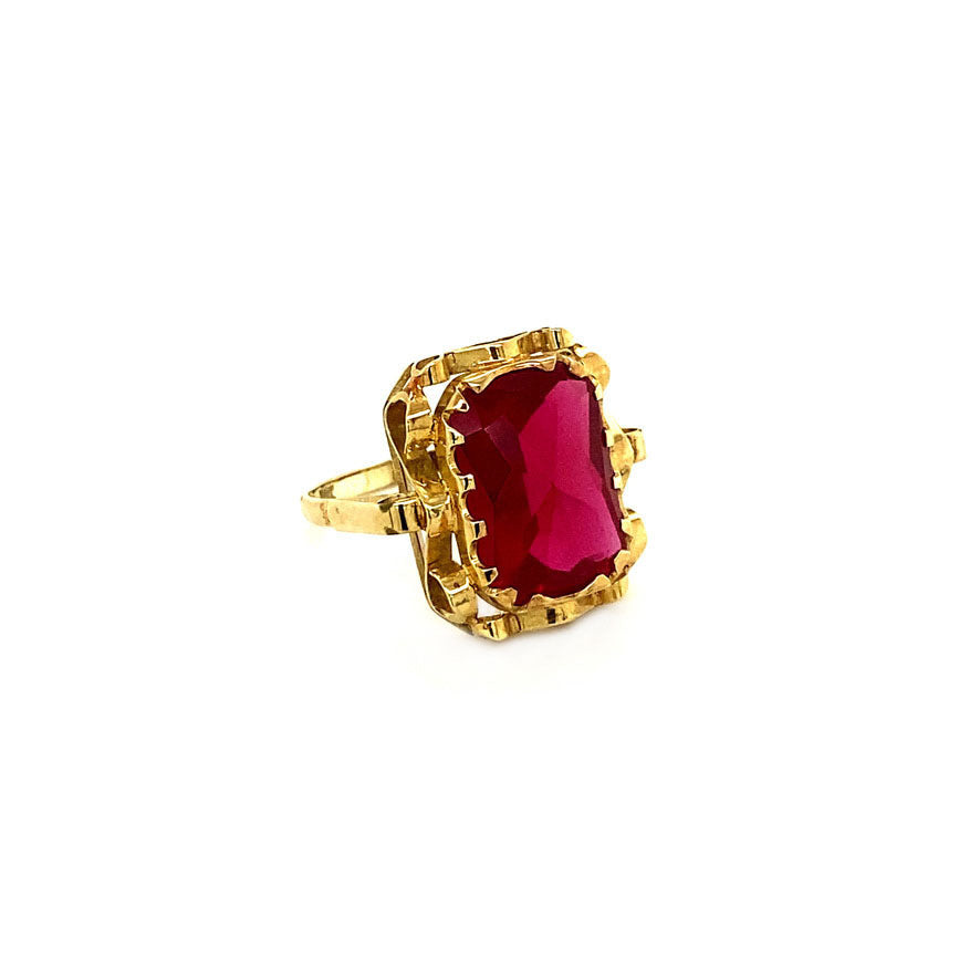 Gold ring with ruby 14 crt