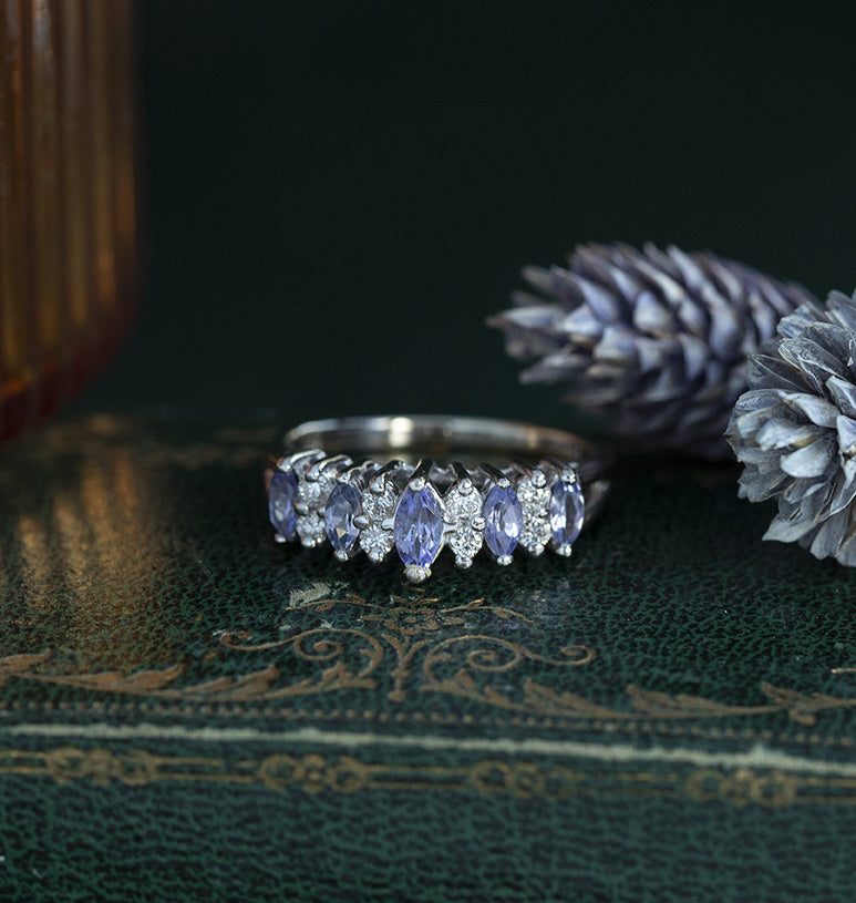 Witgouden vintage rijring met tanzaniet en diamant 14 kt