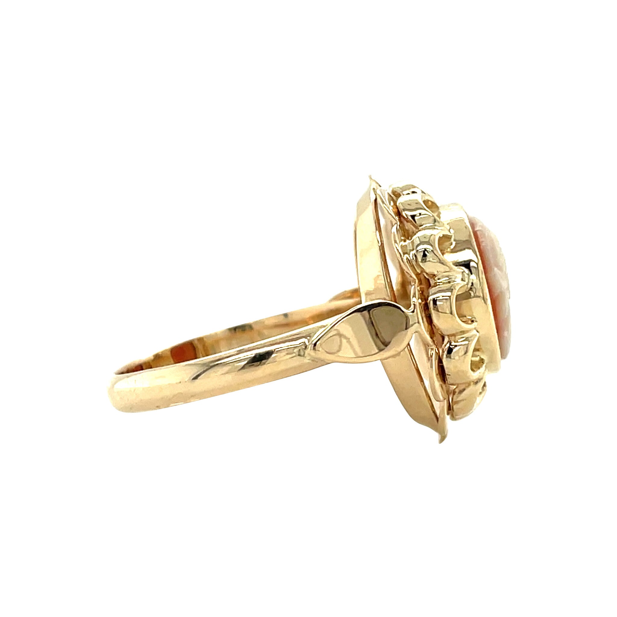 Golden vintage ring with cameo 14 kt